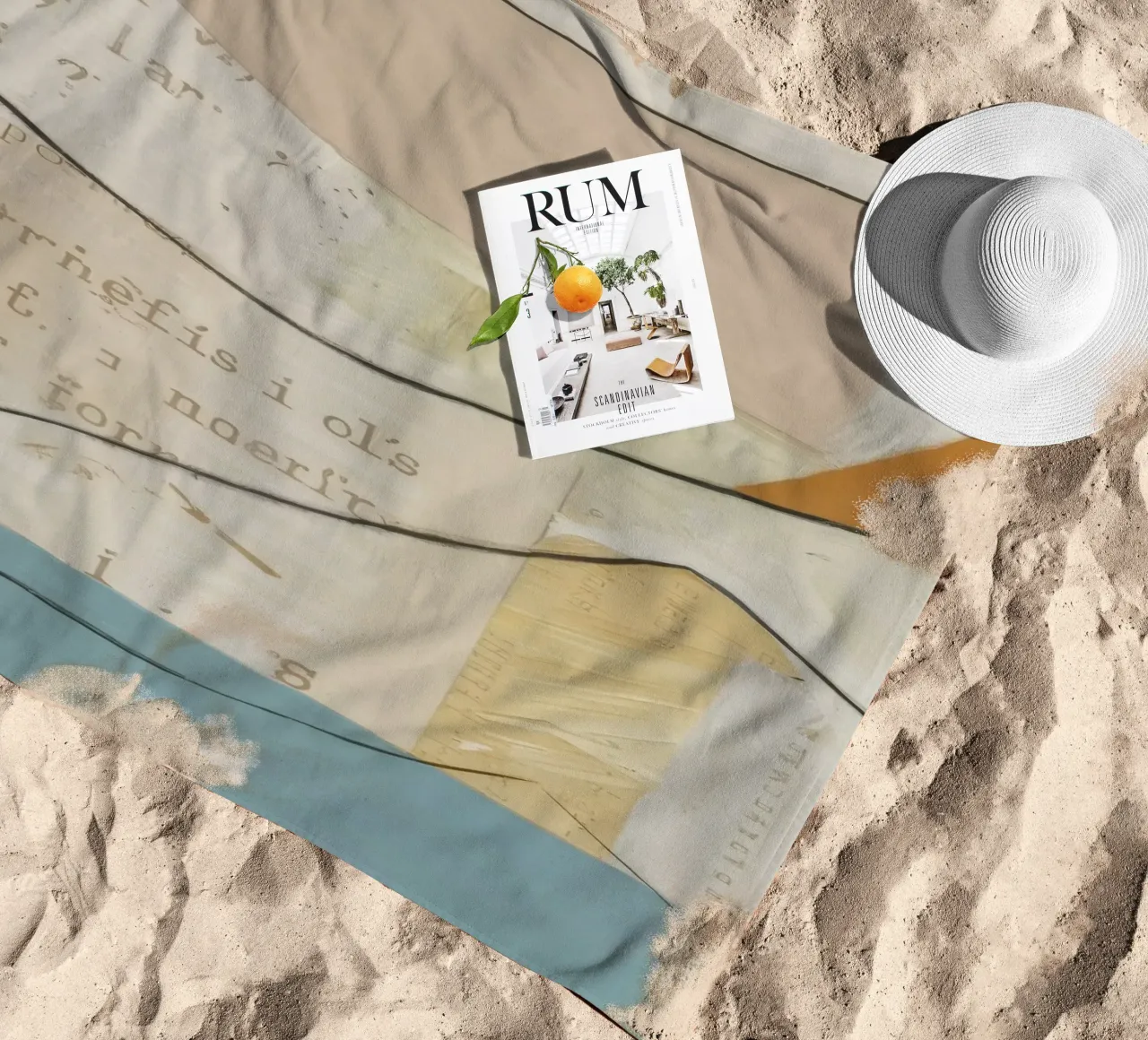 Anmutige Kurven Strandtuch von Crimson Whisper
