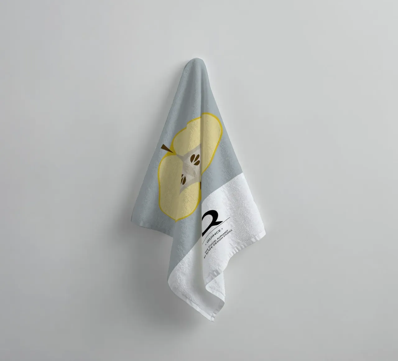 „The Food Alphabet“ - Q like Quince asciugamano da bagno da BLAEK Design Studio