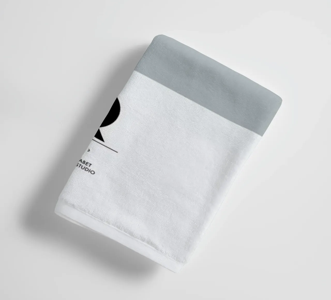 „The Food Alphabet“ - Q like Quince asciugamano da bagno da BLAEK Design Studio