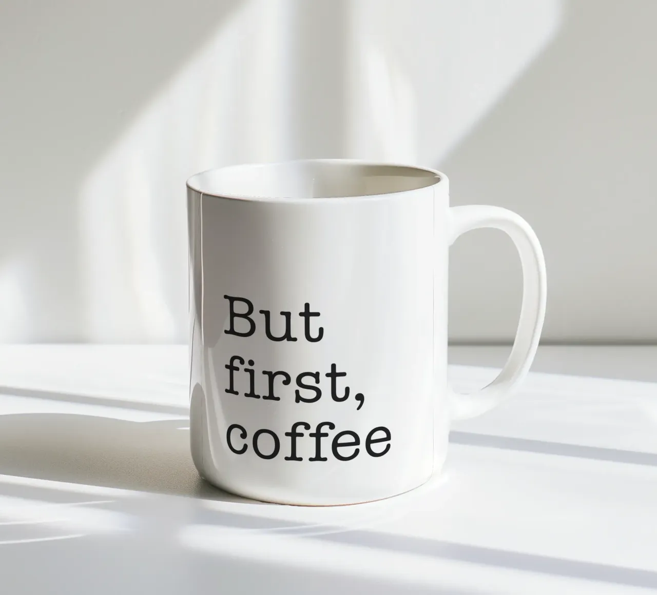 Ma prima il caffè tazza in ceramica da NouveauPrints