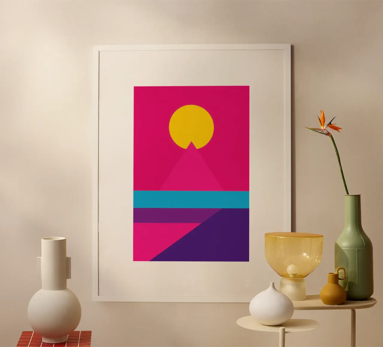 Rosa Pyramide - Futuristisches Ägypten unter der Synthwave-Sonne Poster mit Kunststoffrahmen von Affiches Soleil & Déco Lumineuse – Sunny