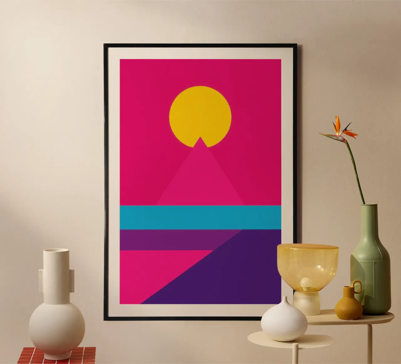 Rosa Pyramide - Futuristisches Ägypten unter der Synthwave-Sonne Poster mit Kunststoffrahmen von Affiches Soleil & Déco Lumineuse – Sunny