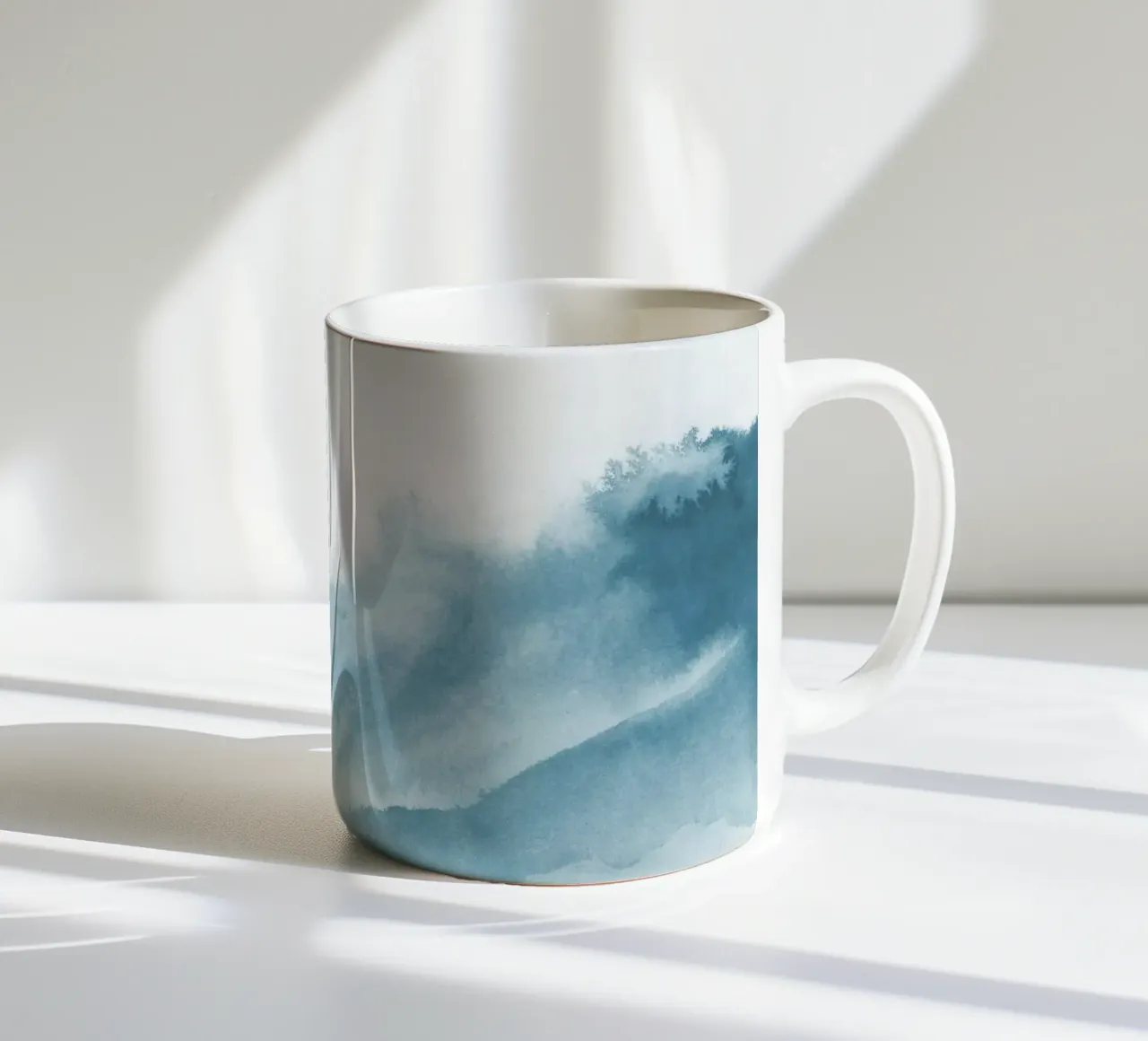 Nebbiosa montagna verde acqua tazza in ceramica da NouveauPrints
