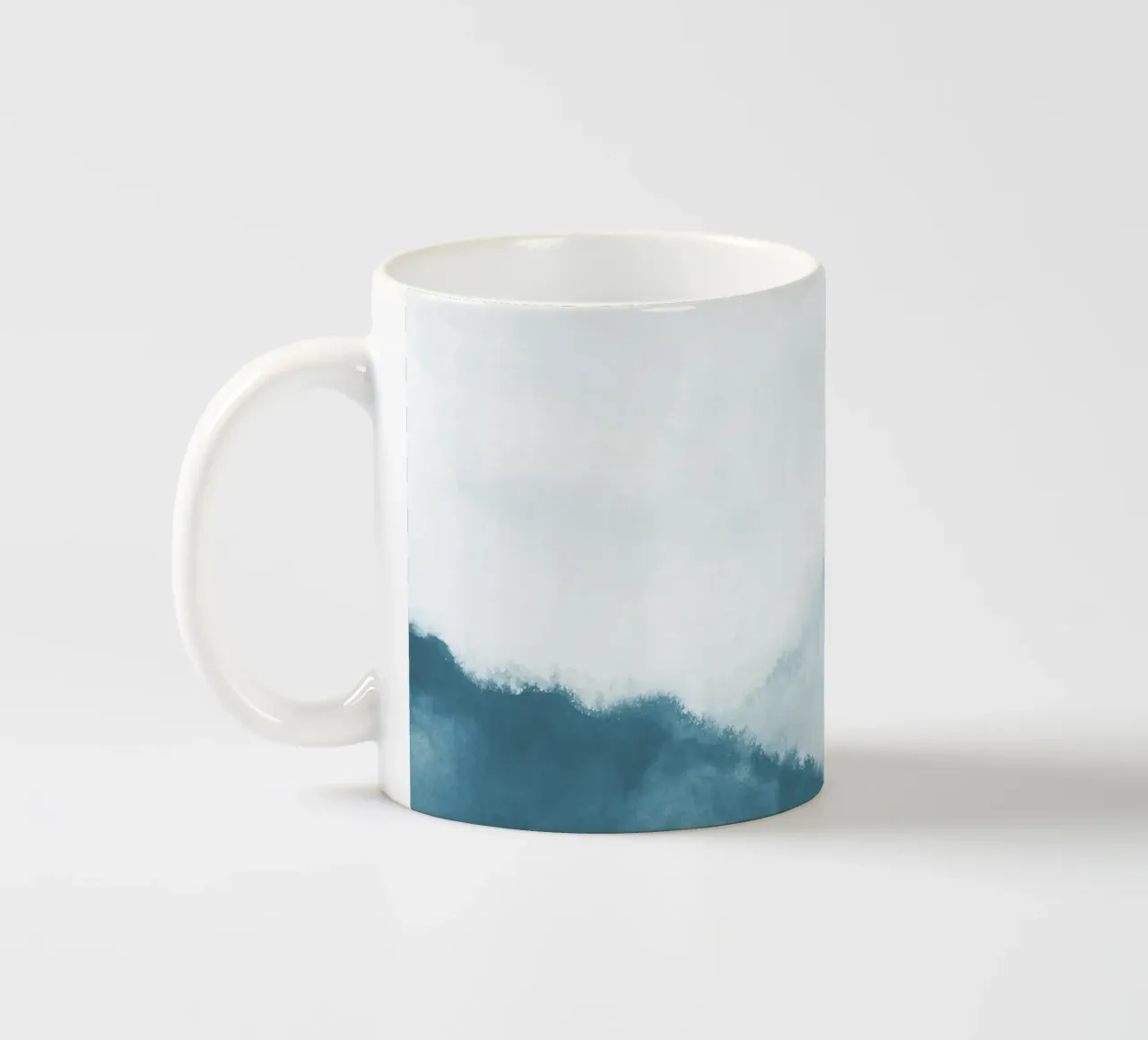 Nebbiosa montagna verde acqua tazza in ceramica da NouveauPrints