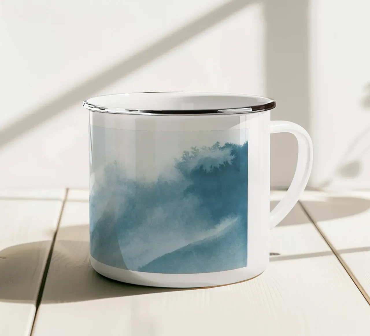 Nebbiosa montagna verde acqua tazza in smalto da NouveauPrints