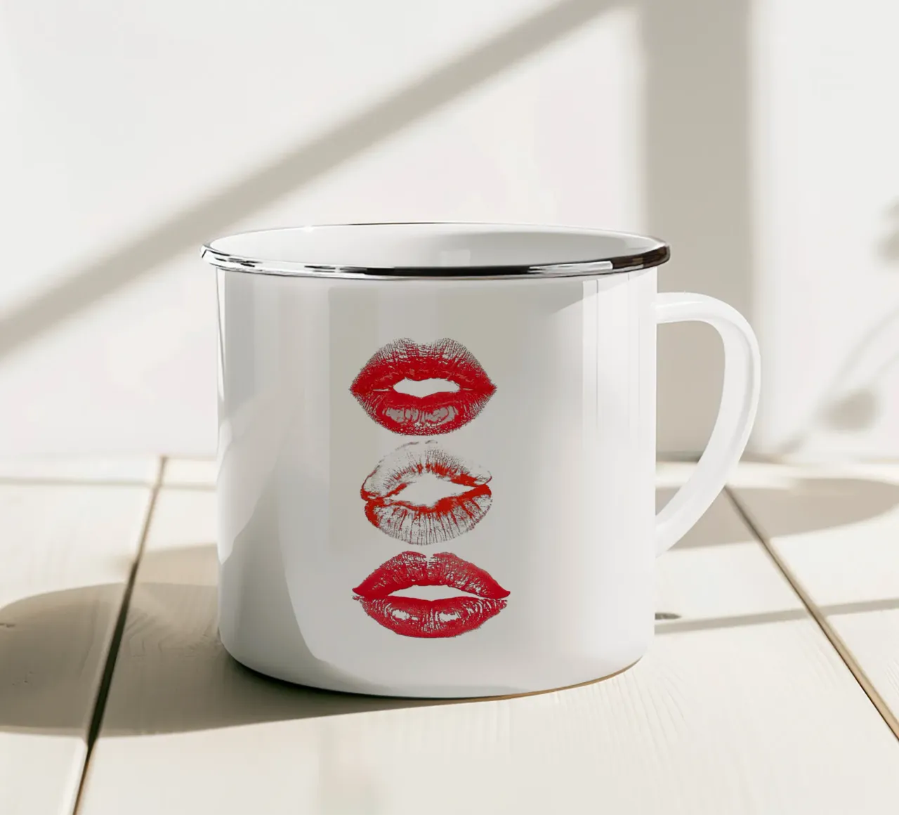 Red Lipstick n Kiss tazza in smalto da Attaboy Dsgn