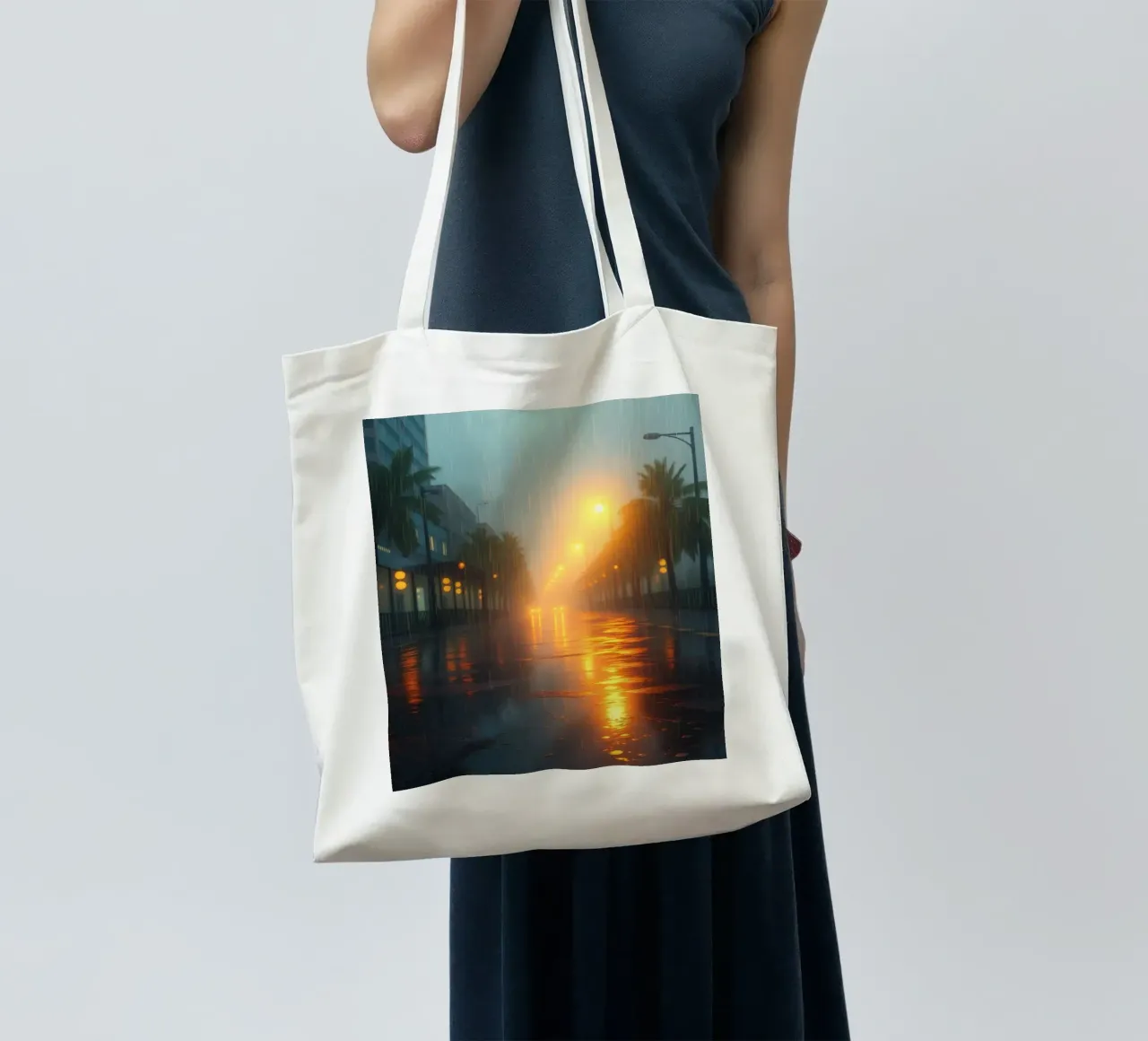 Strada piovosa illuminata da luci calde in una città tropicale borsa in juta da DesignDoodle