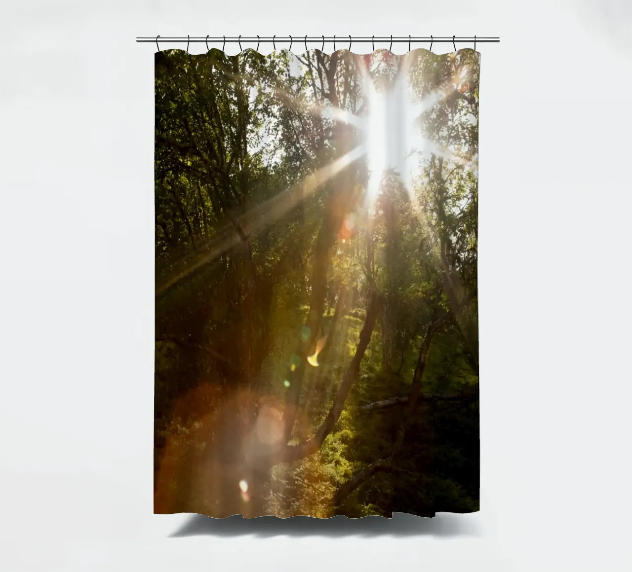 Das Sonnenlicht strömt durch die Bäume Duschvorhang von karijn_landscapes