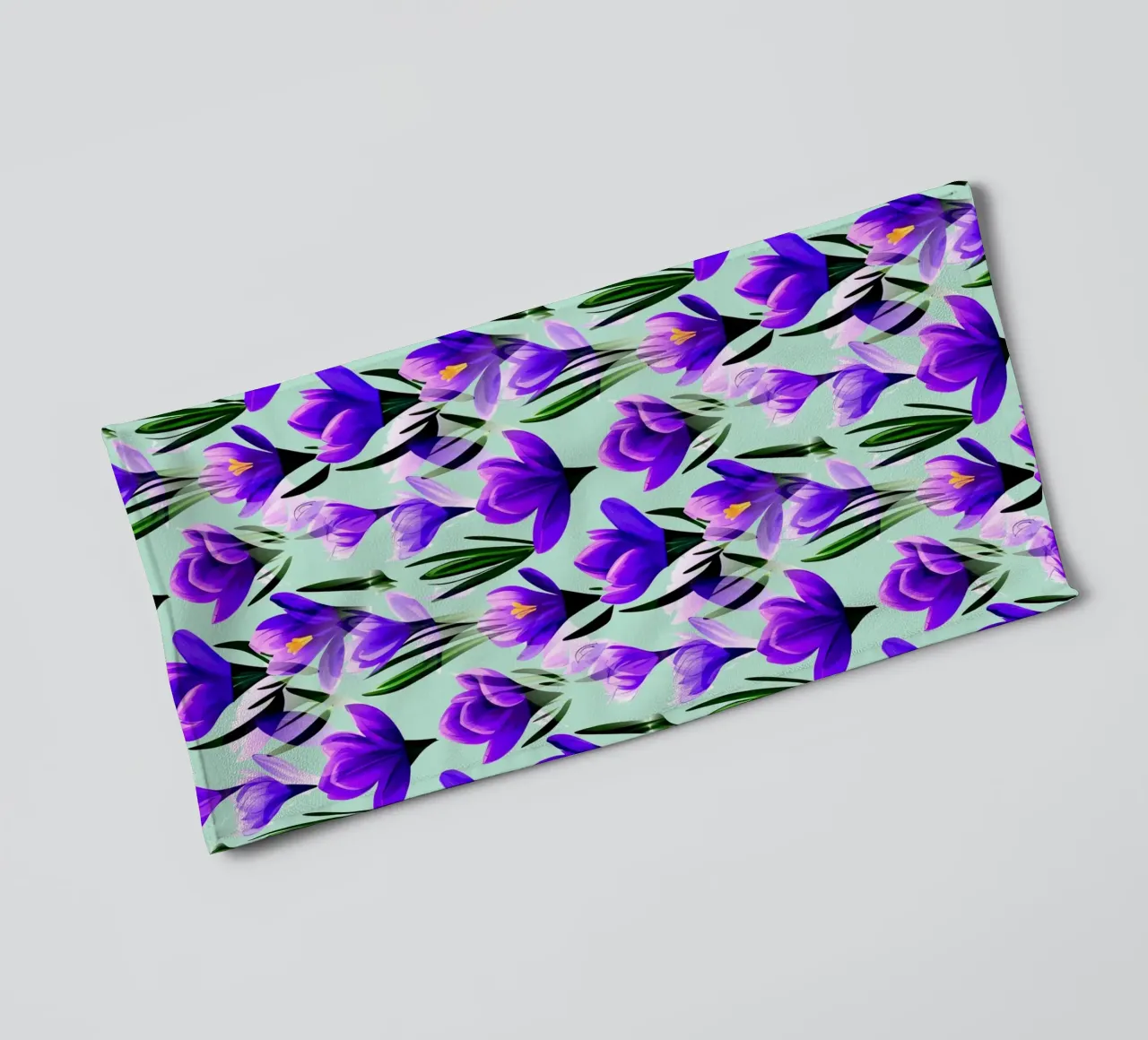 Fiori di croco verde menta asciugamano da bagno da SilverPegasus