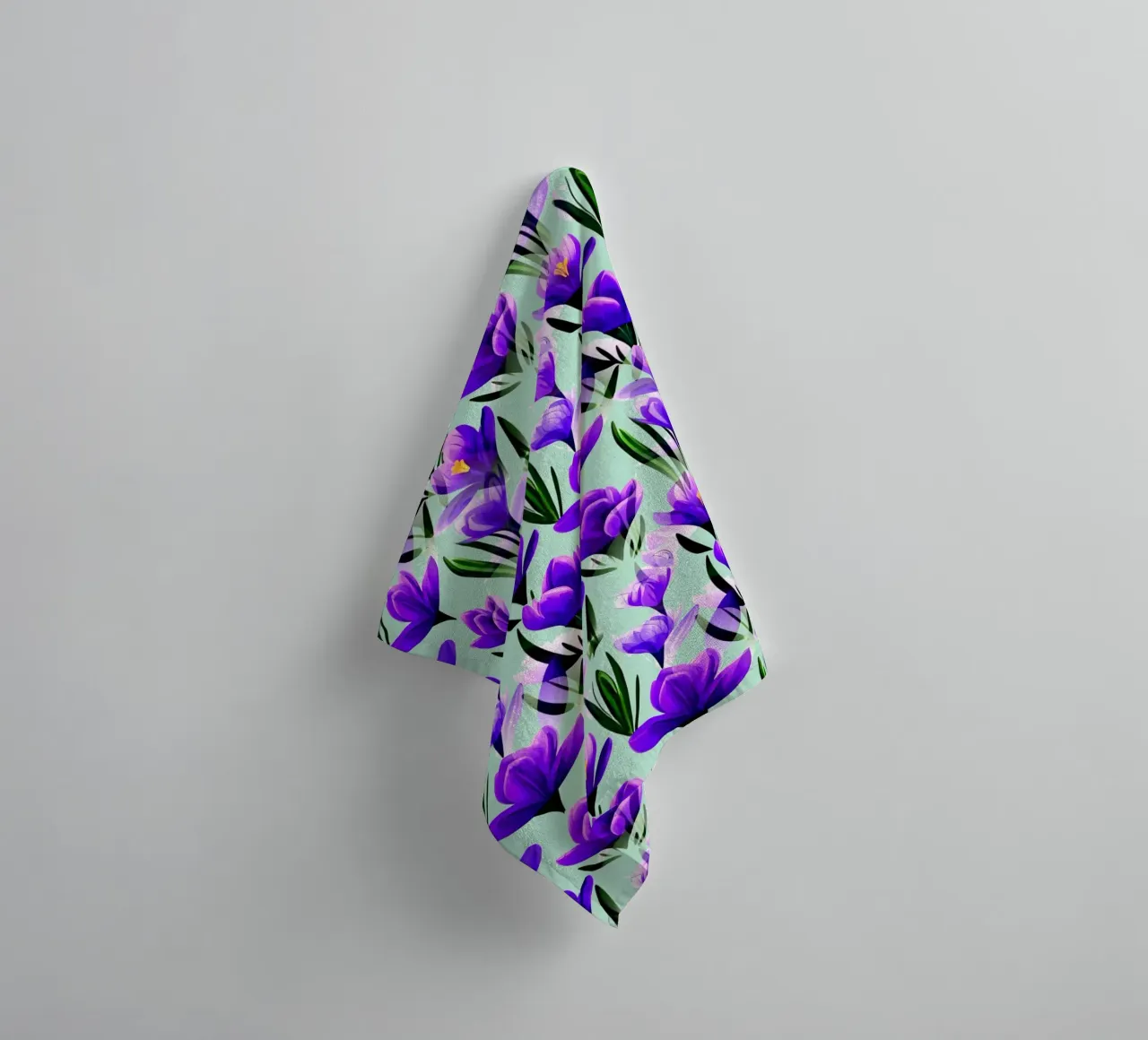 Fiori di croco verde menta asciugamano da bagno da SilverPegasus