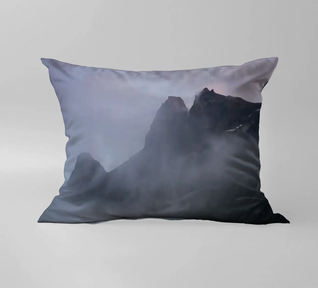 Foggy Evening Glow in Norway’s Mountains cuscino da karijn_landscapes