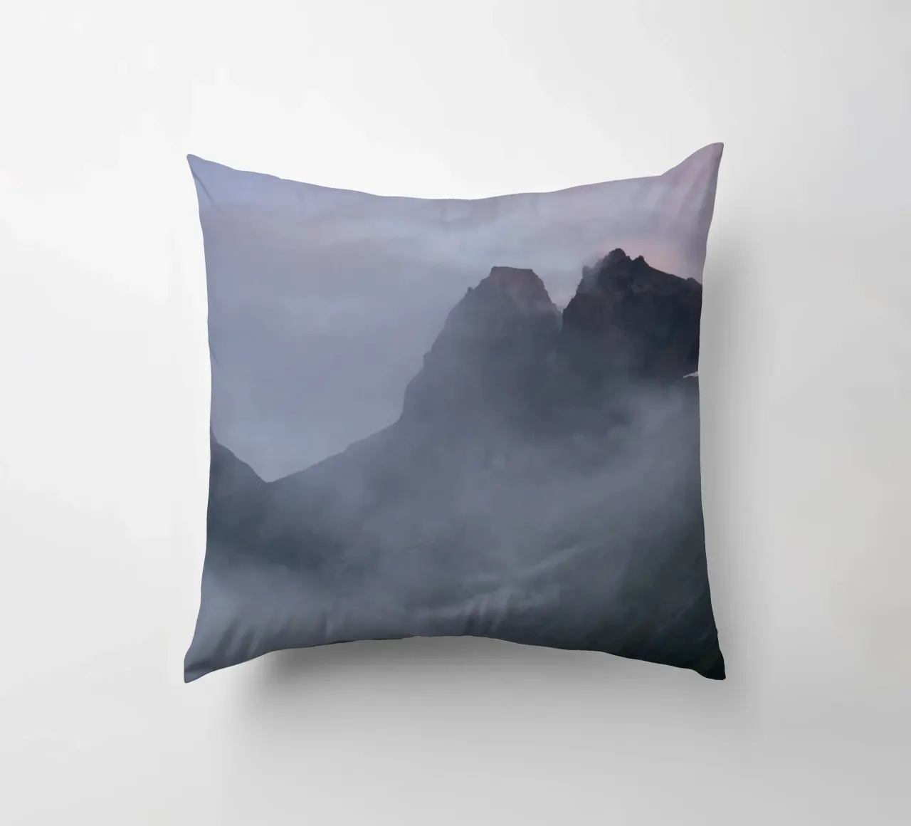 Foggy Evening Glow in Norway’s Mountains cuscino da karijn_landscapes