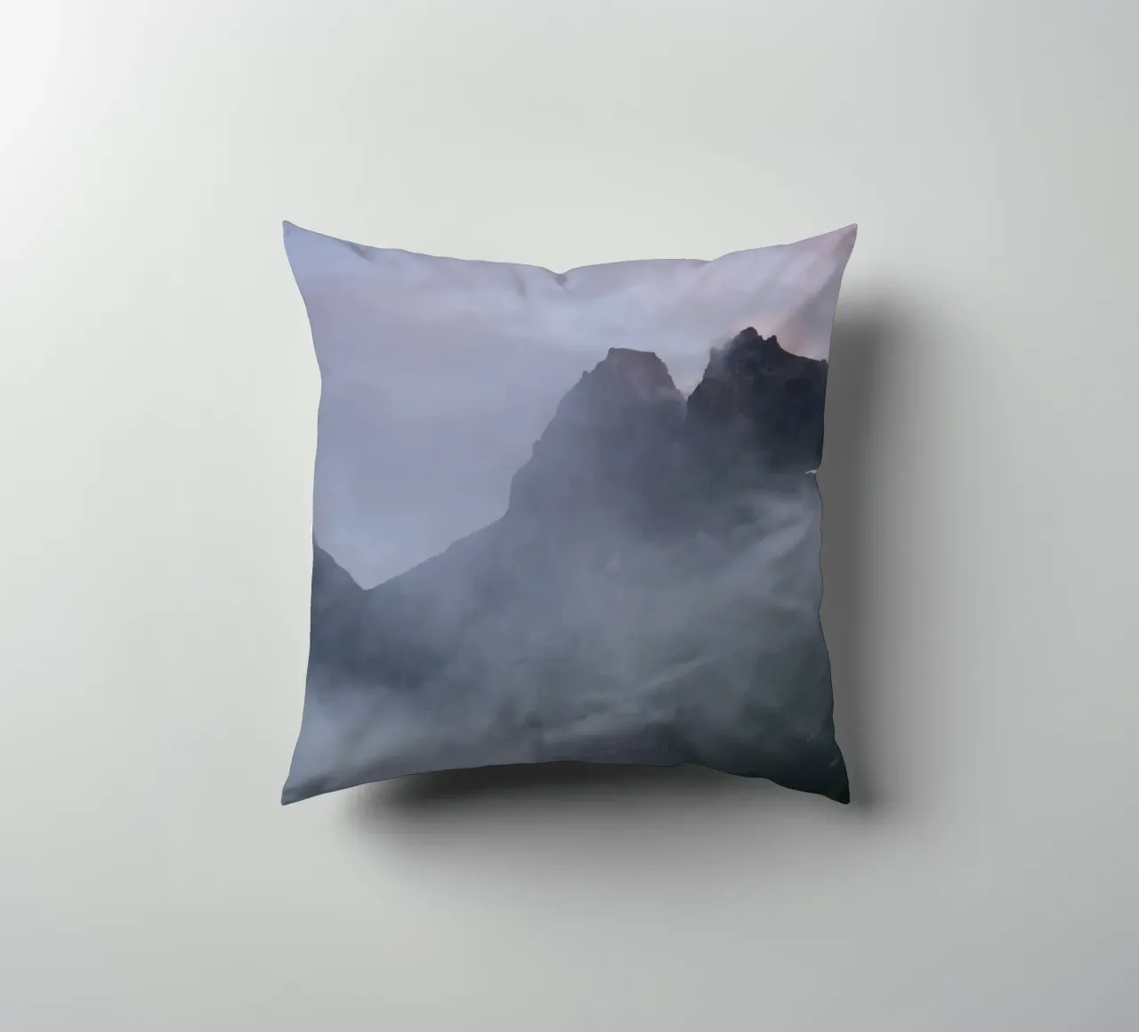 Foggy Evening Glow in Norway’s Mountains cuscino da karijn_landscapes