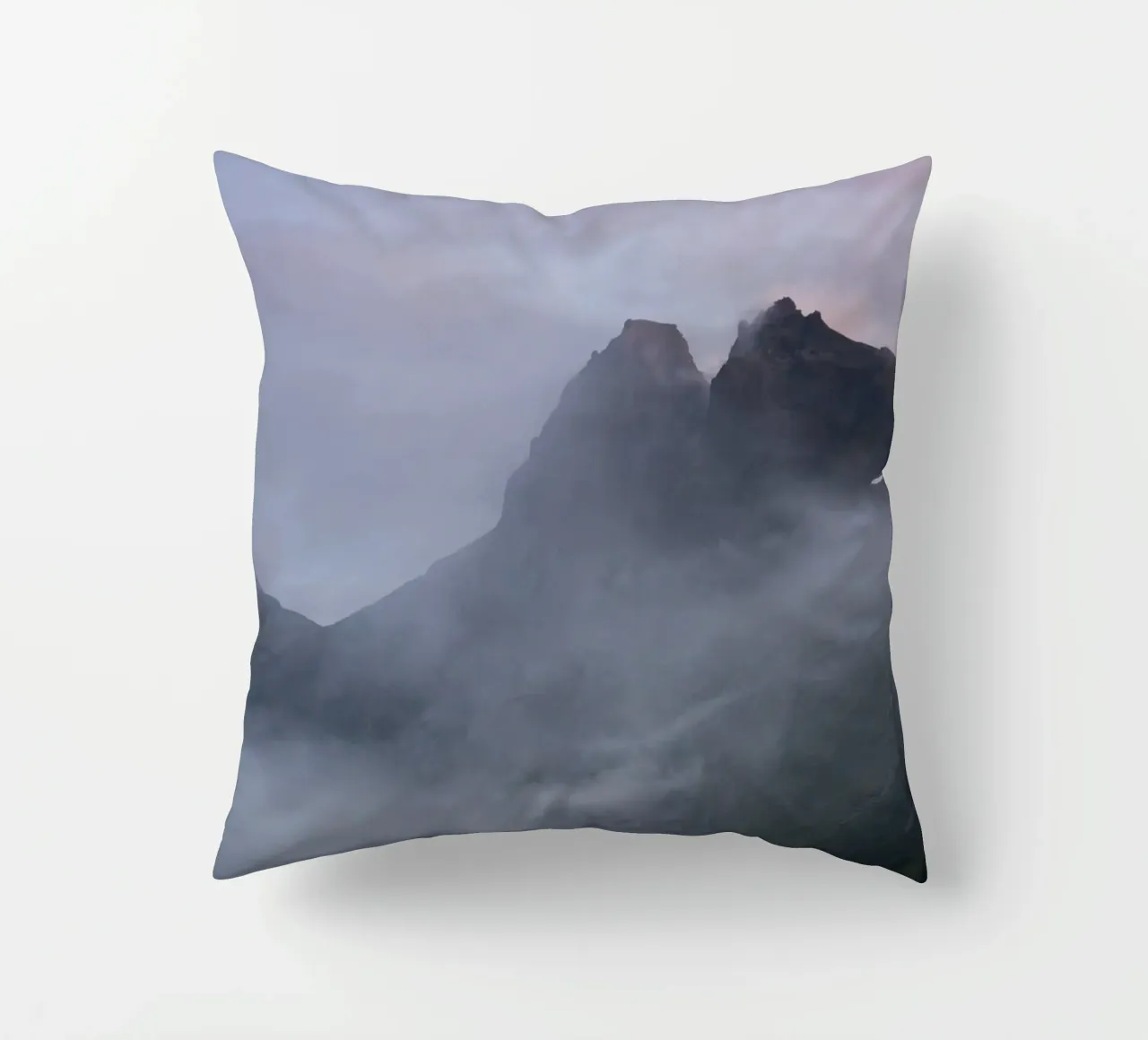 Foggy Evening Glow in Norway’s Mountains cuscino da karijn_landscapes
