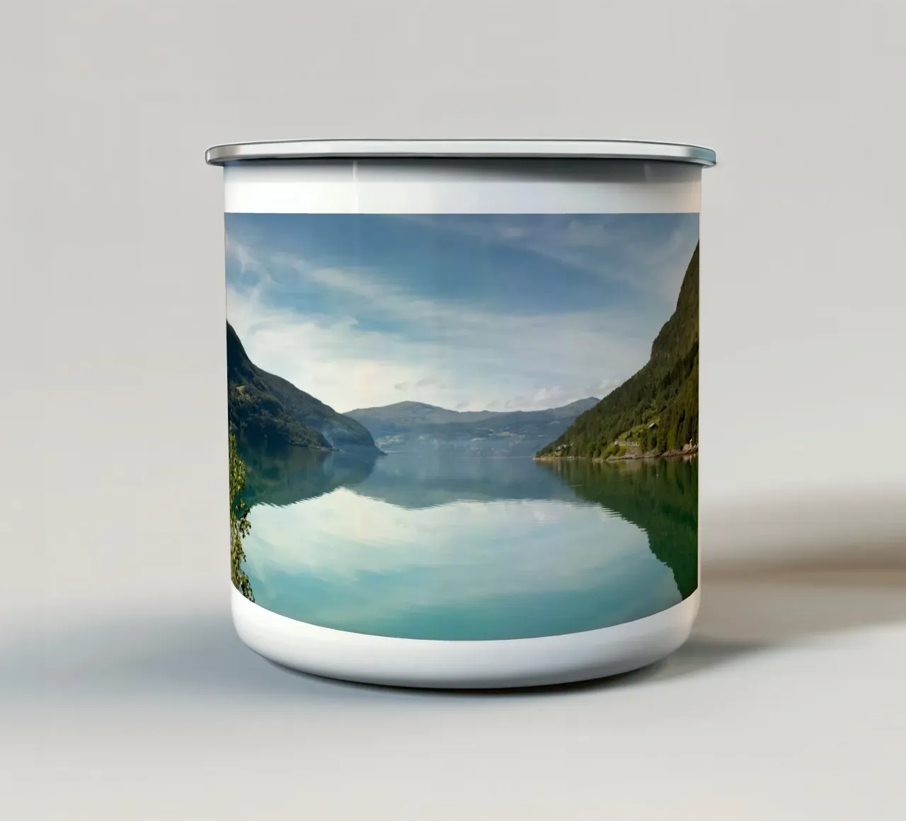 Il cielo limpido sopra il lago Fjord in Norvegia tazza in smalto da karijn_landscapes