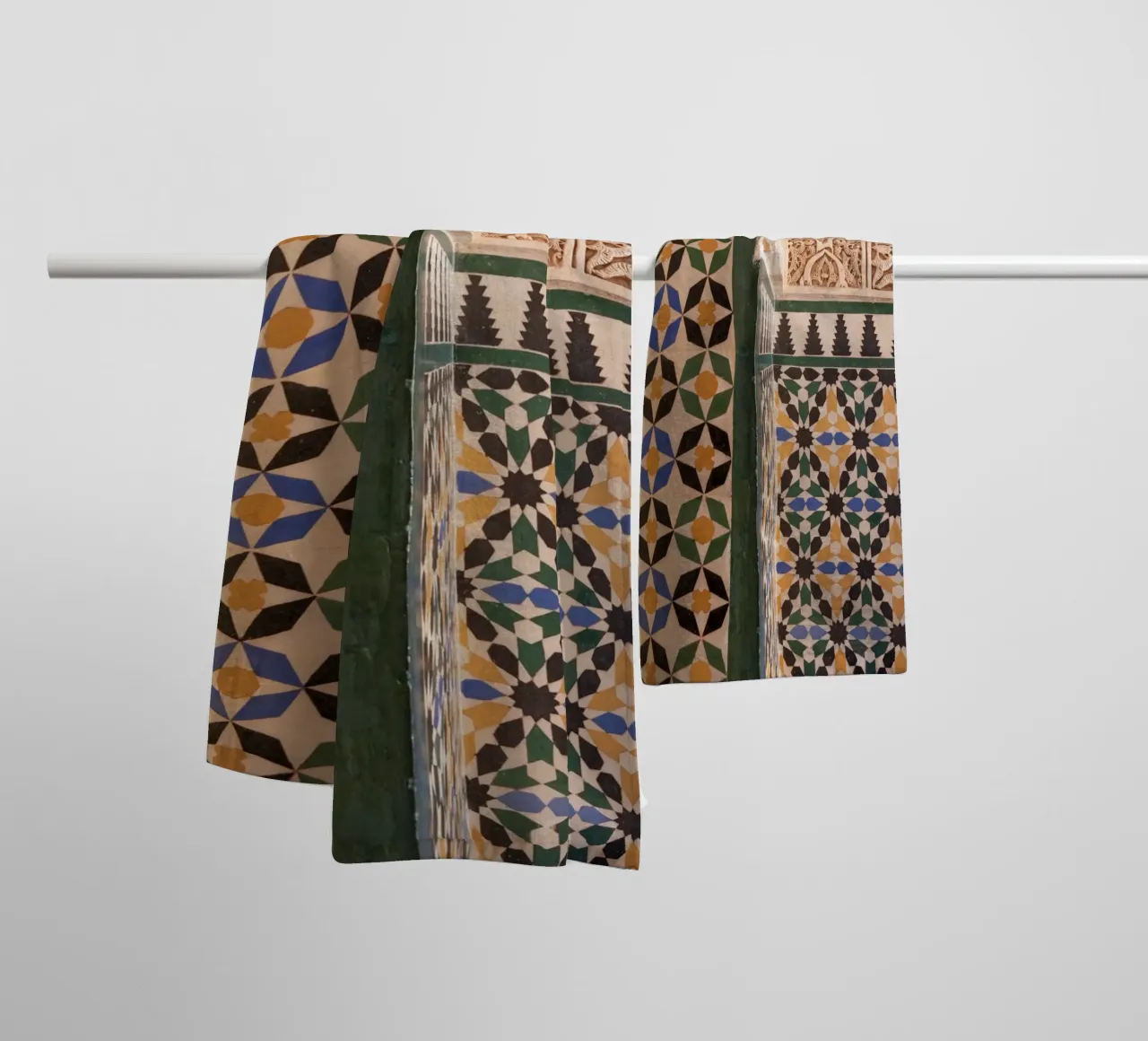Piastrelle storiche - Alhambra Granada Spagna asciugamano da bagno da Dagmar Pels