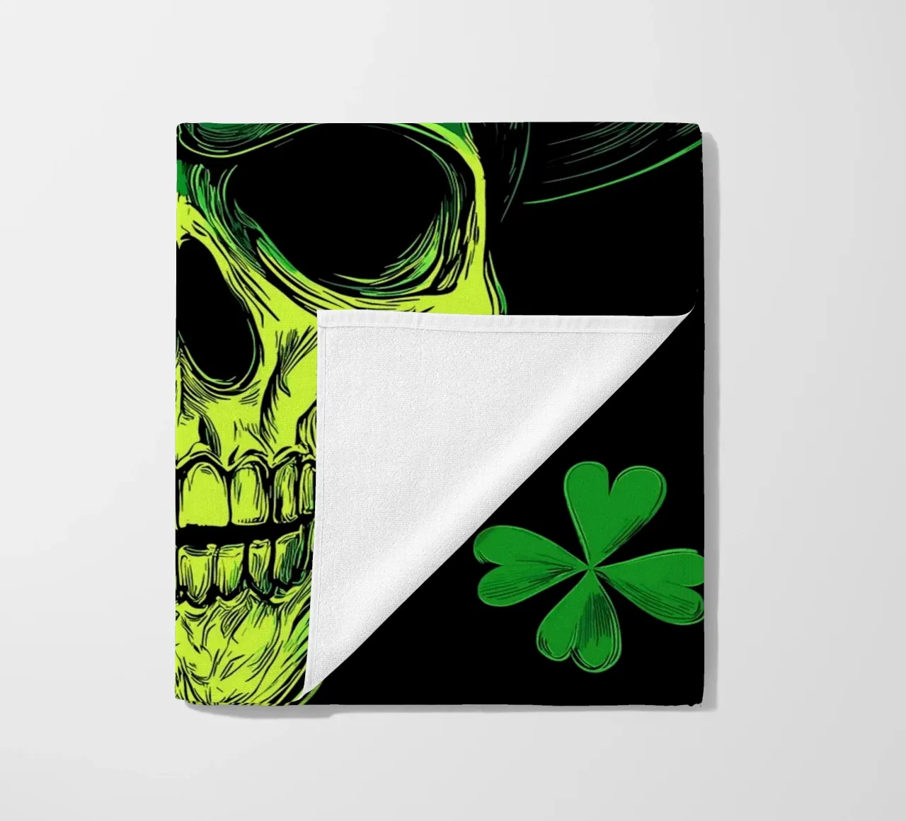 Tête de mort avec chapeau de Leprechaun serviette de plage de pixelbull - medieval art and more