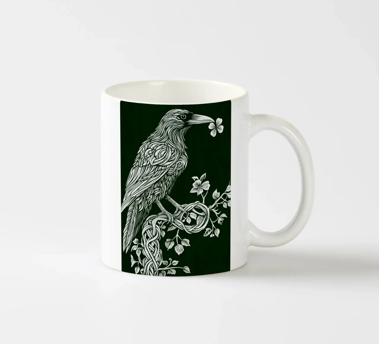Corvo bianco con trifoglio sul ramo tazza in ceramica da pixelbull - medieval art and more