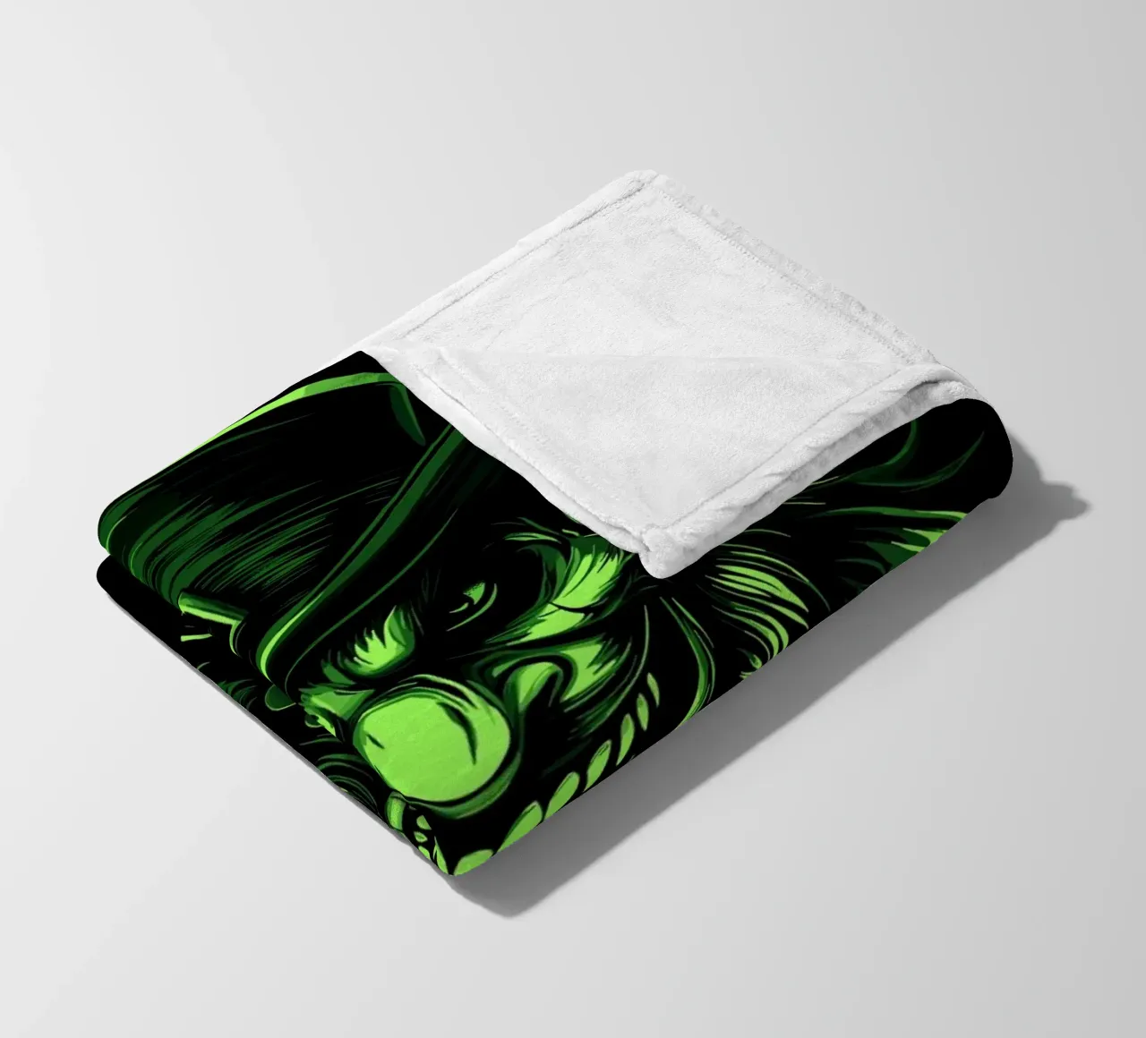 Folletto sorridente con trifoglio coperta in pile da pixelbull - medieval art and more