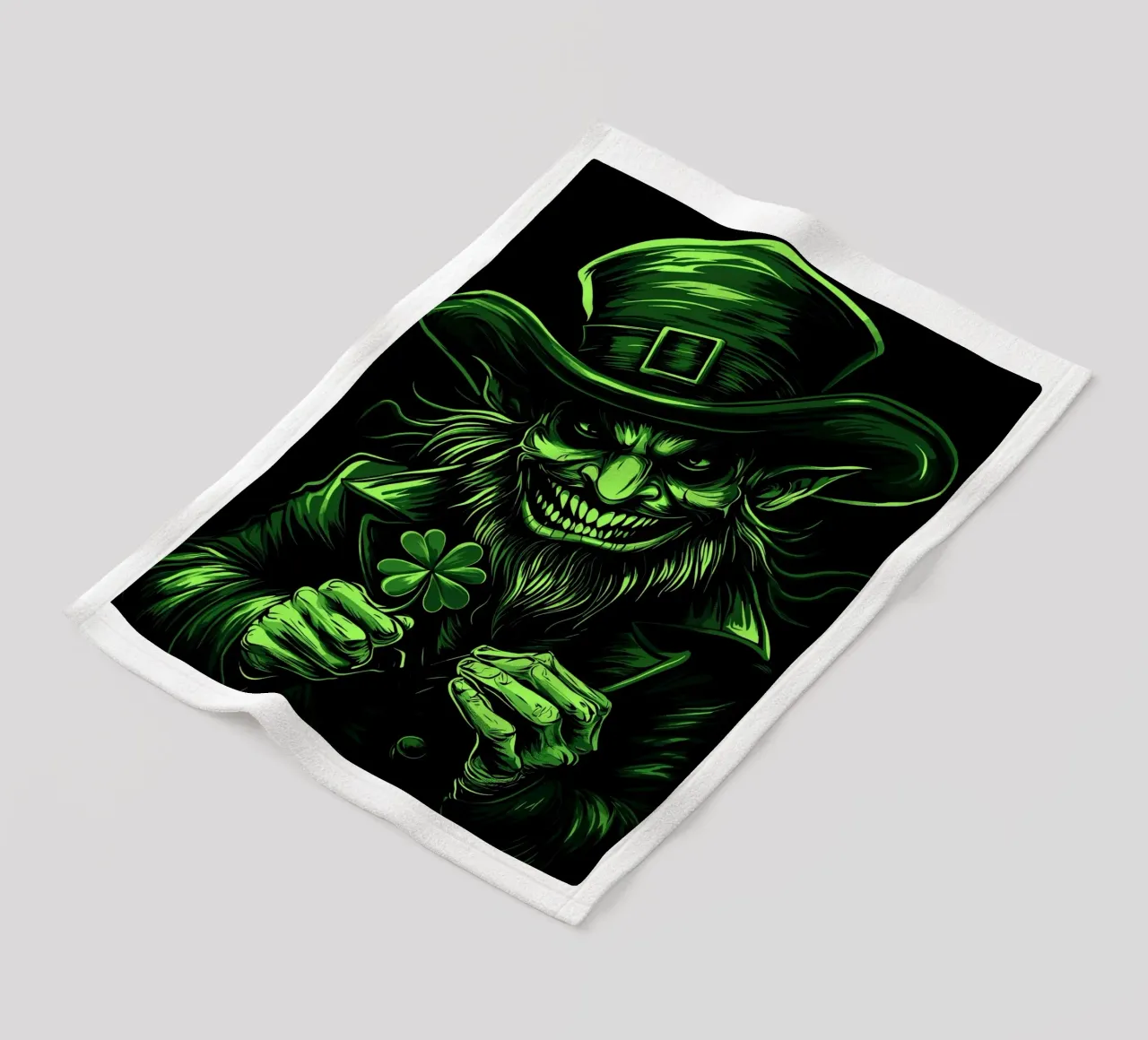 Folletto sorridente con trifoglio coperta in pile da pixelbull - medieval art and more
