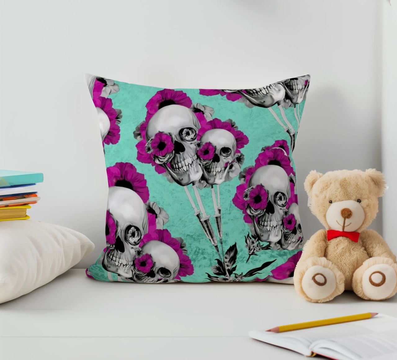 Skulls and Poppies Pattern cuscino da Kristy Patterson