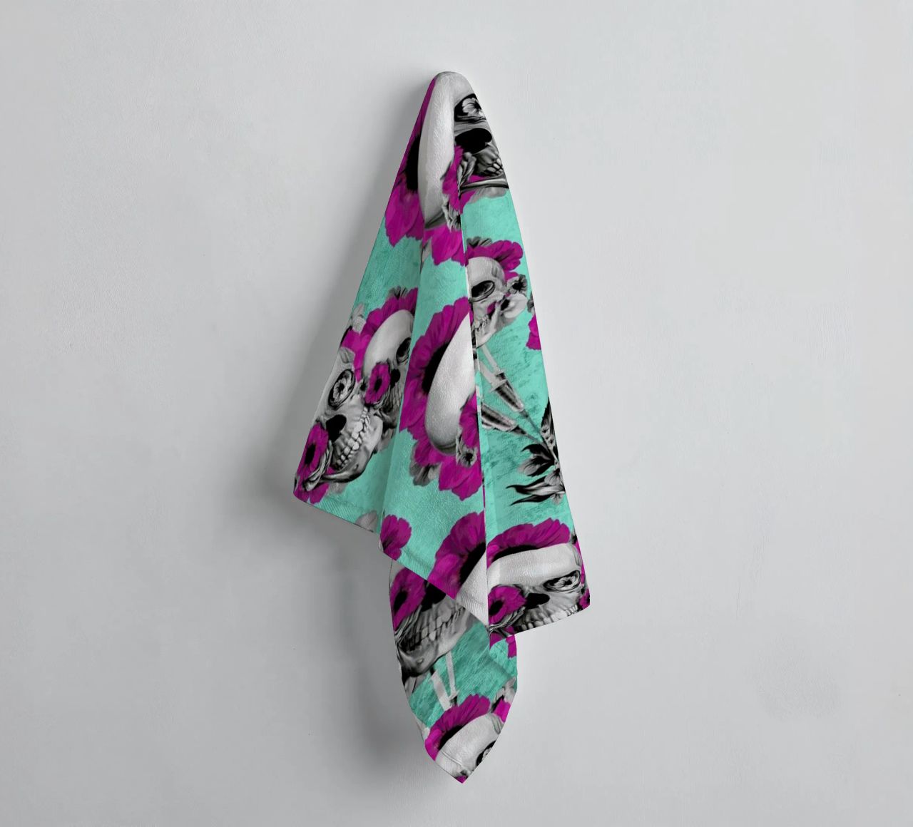 Skulls and Poppies Pattern asciugamano da bagno da Kristy Patterson