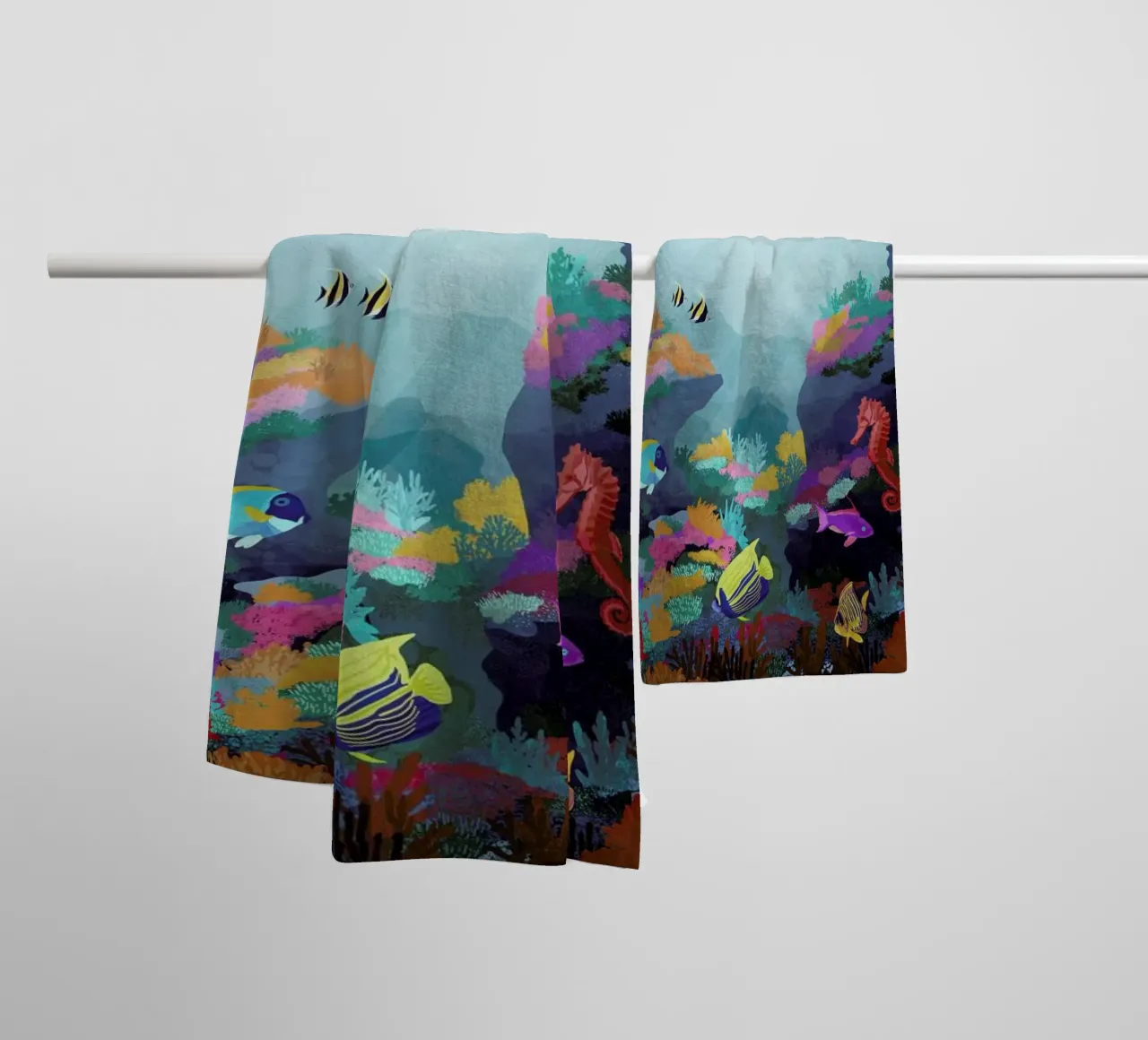Beyond The Waves Handtuch von Goed Blauw