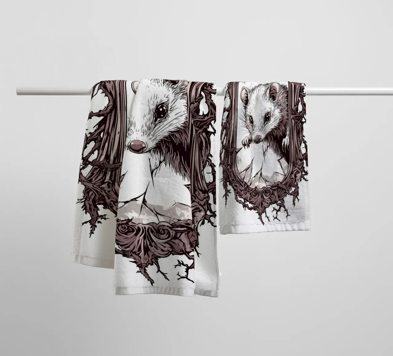 Un opossum brise le cadre d'un miroir serviette de bain de pixelbull - medieval art and more