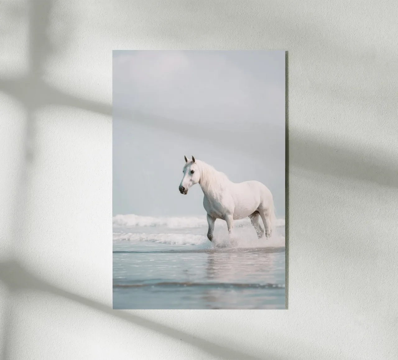 Caballo blanco galopando entre las olas del océano metacrilato de Indigo Tides Art