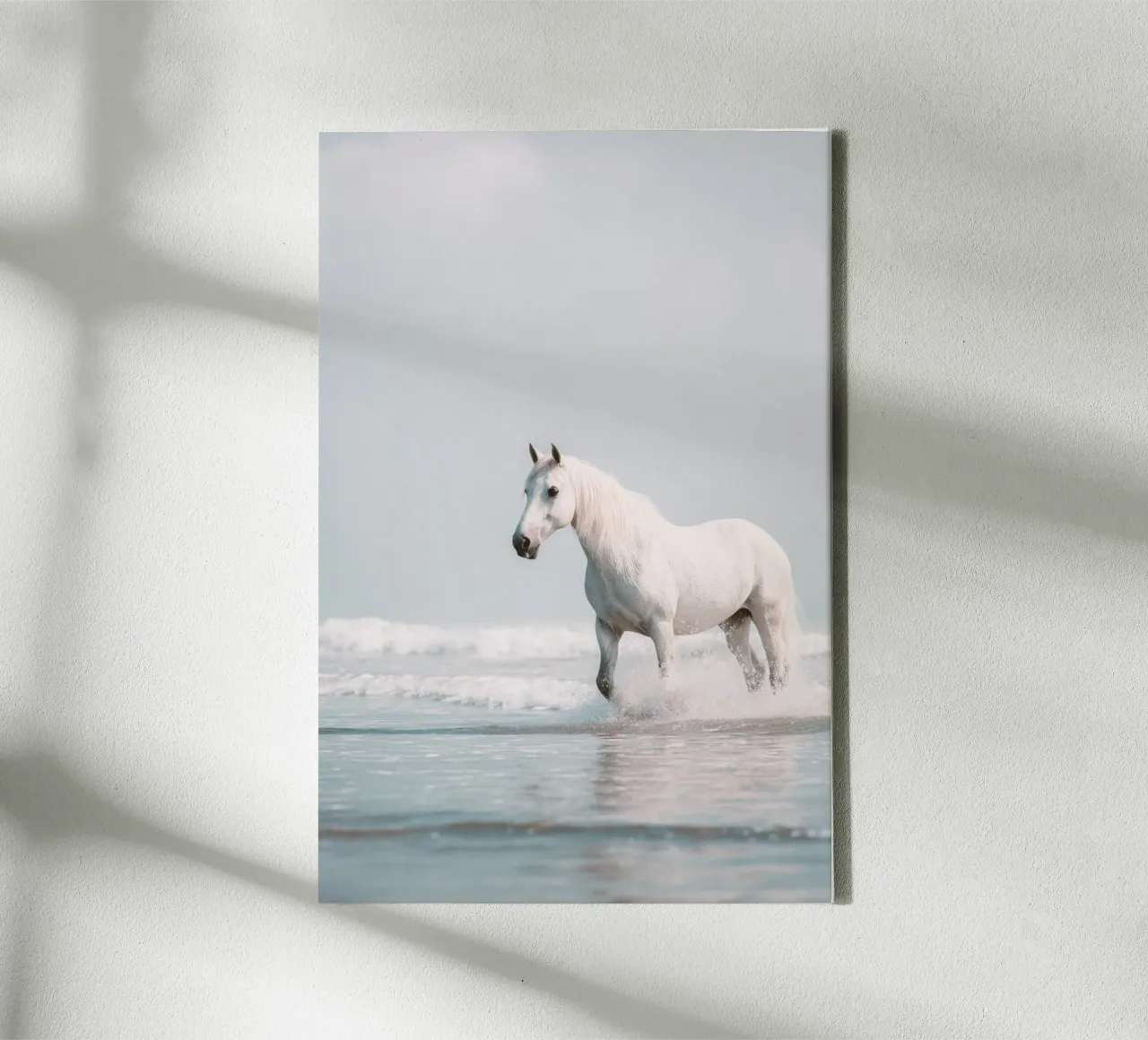 Caballo blanco galopando entre las olas del océano lienzo con Marco flotante de Indigo Tides Art