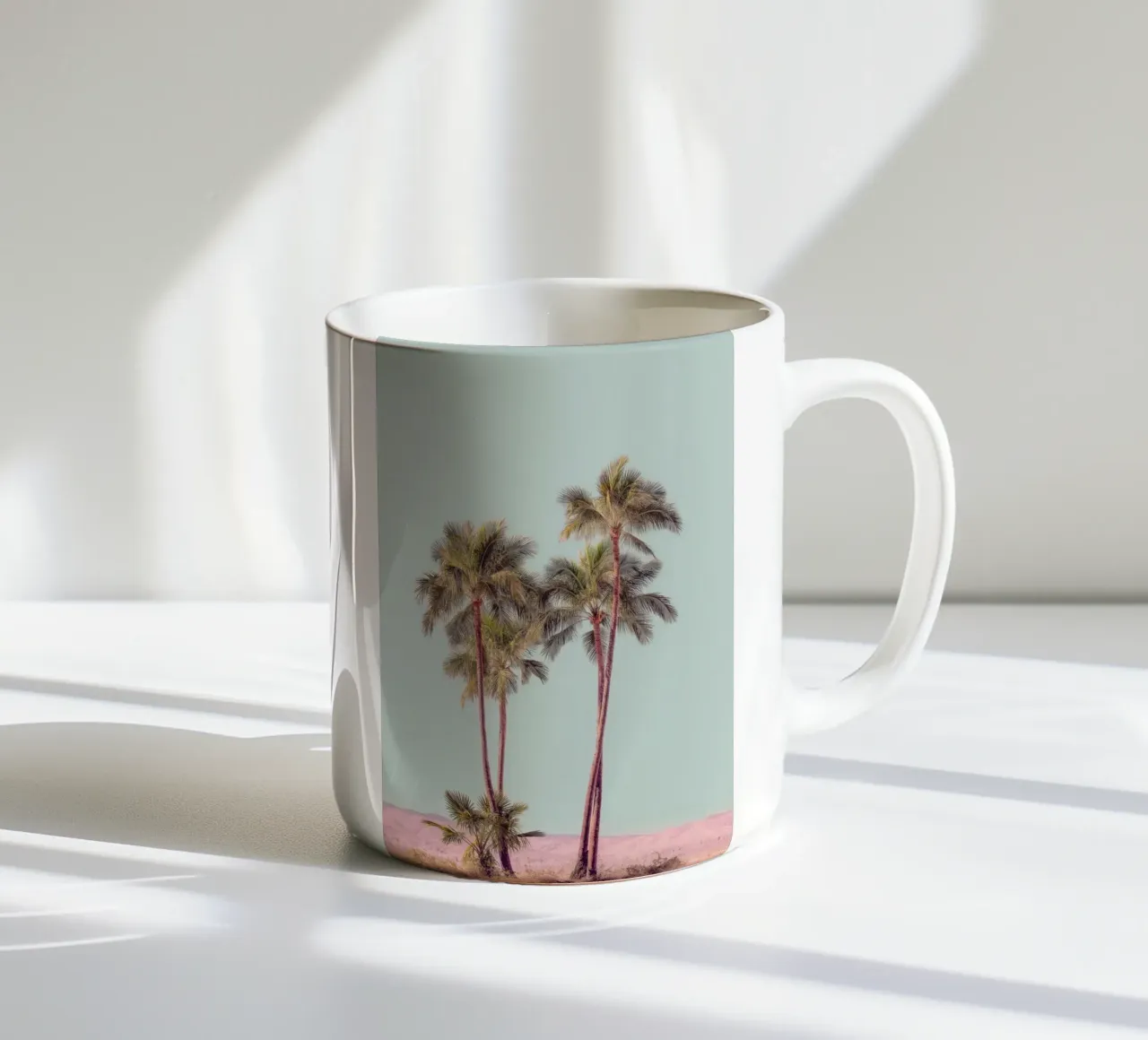 Palme in un paesaggio desertico tazza in ceramica da Indigo Tides Art