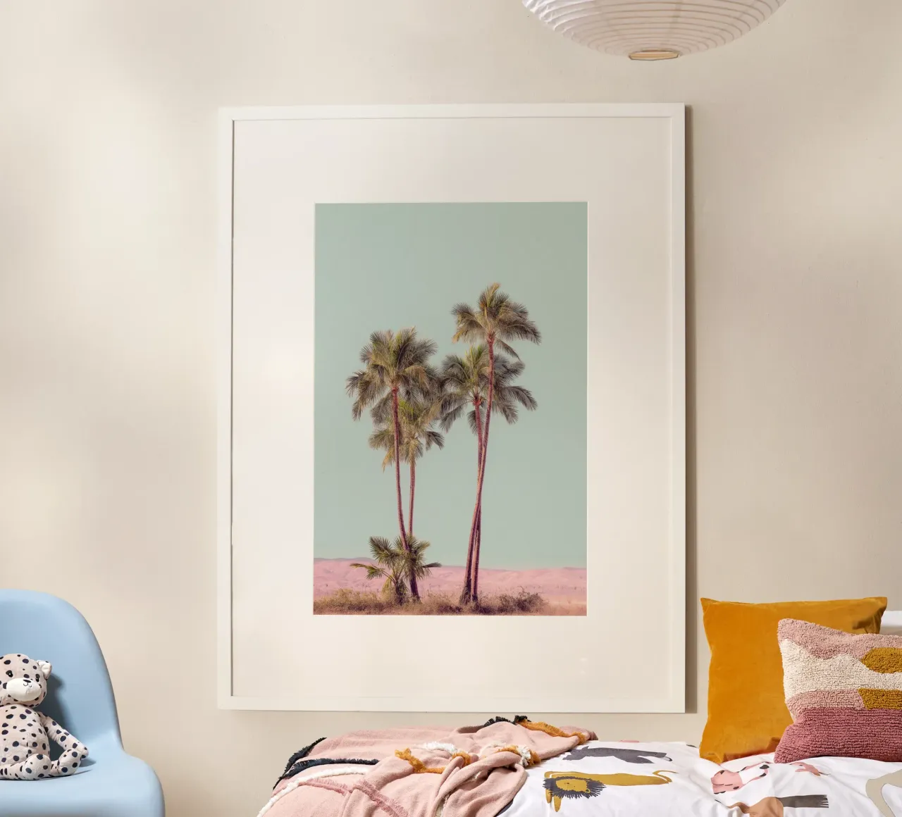 Palmiers dans un paysage désertique poster avec cadre en plastique de Indigo Tides Art