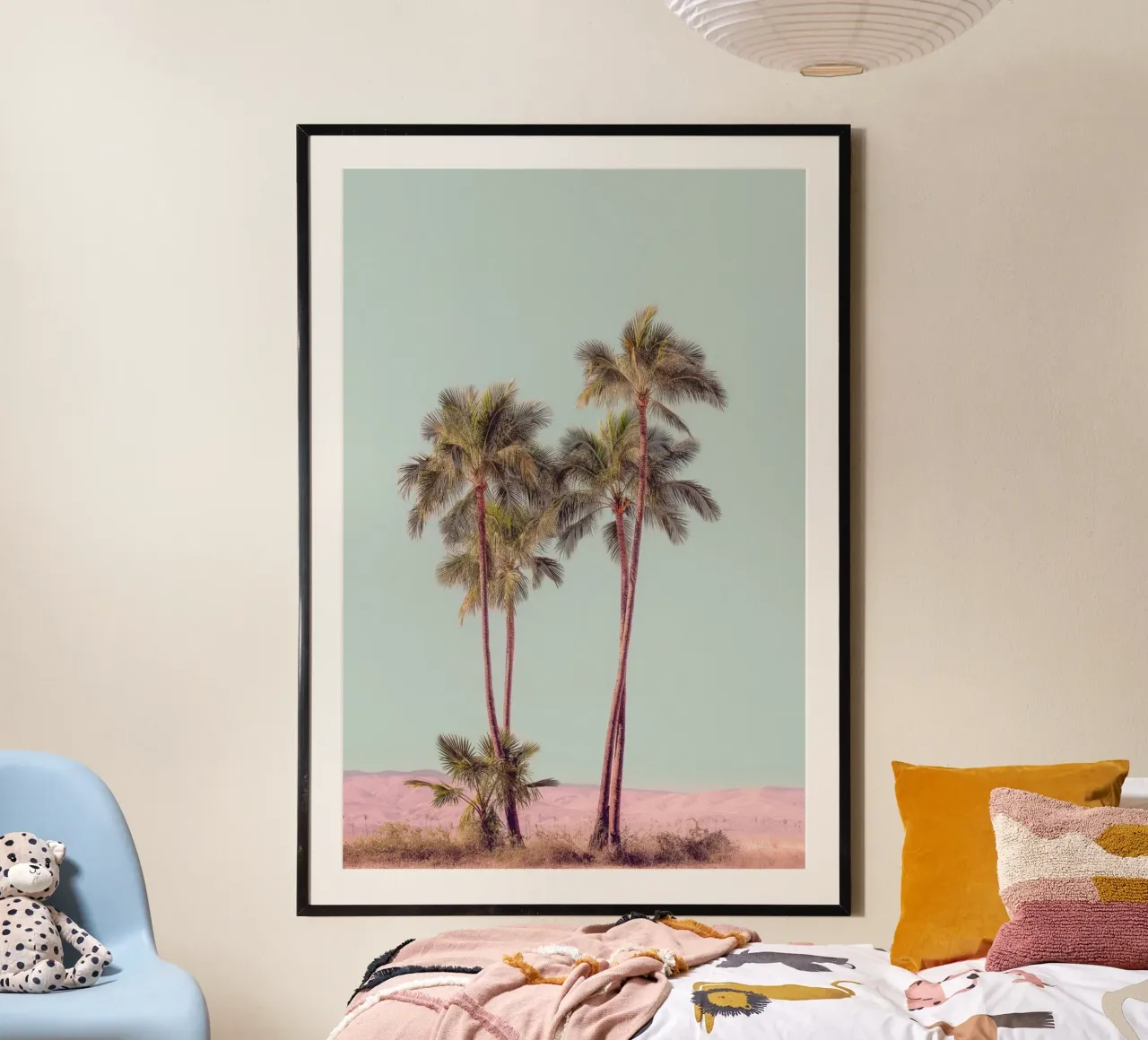 Palmiers dans un paysage désertique poster avec cadre en plastique de Indigo Tides Art