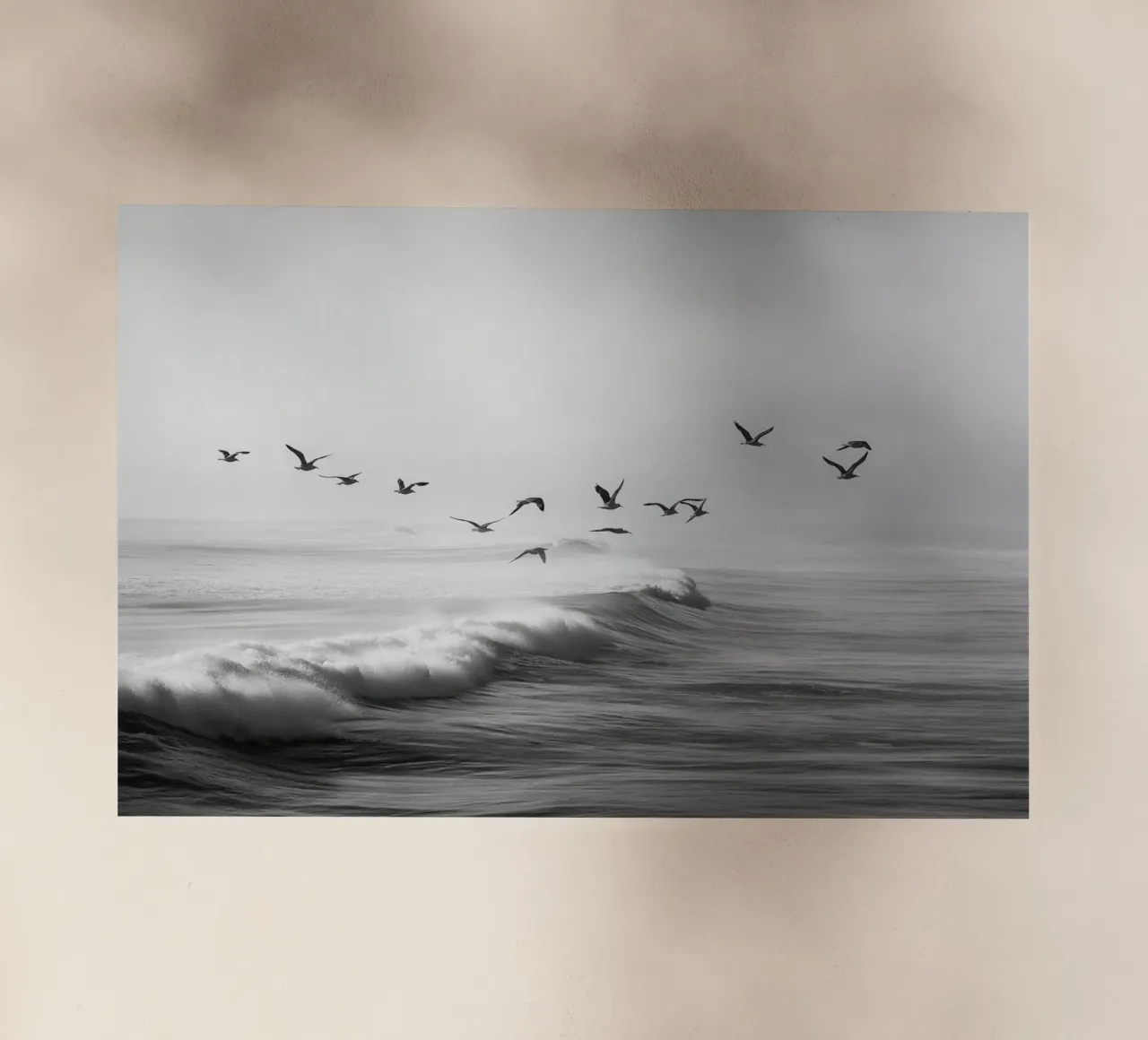 Zeemeeuwen over oceaangolven backlit folie van Indigo Tides Art