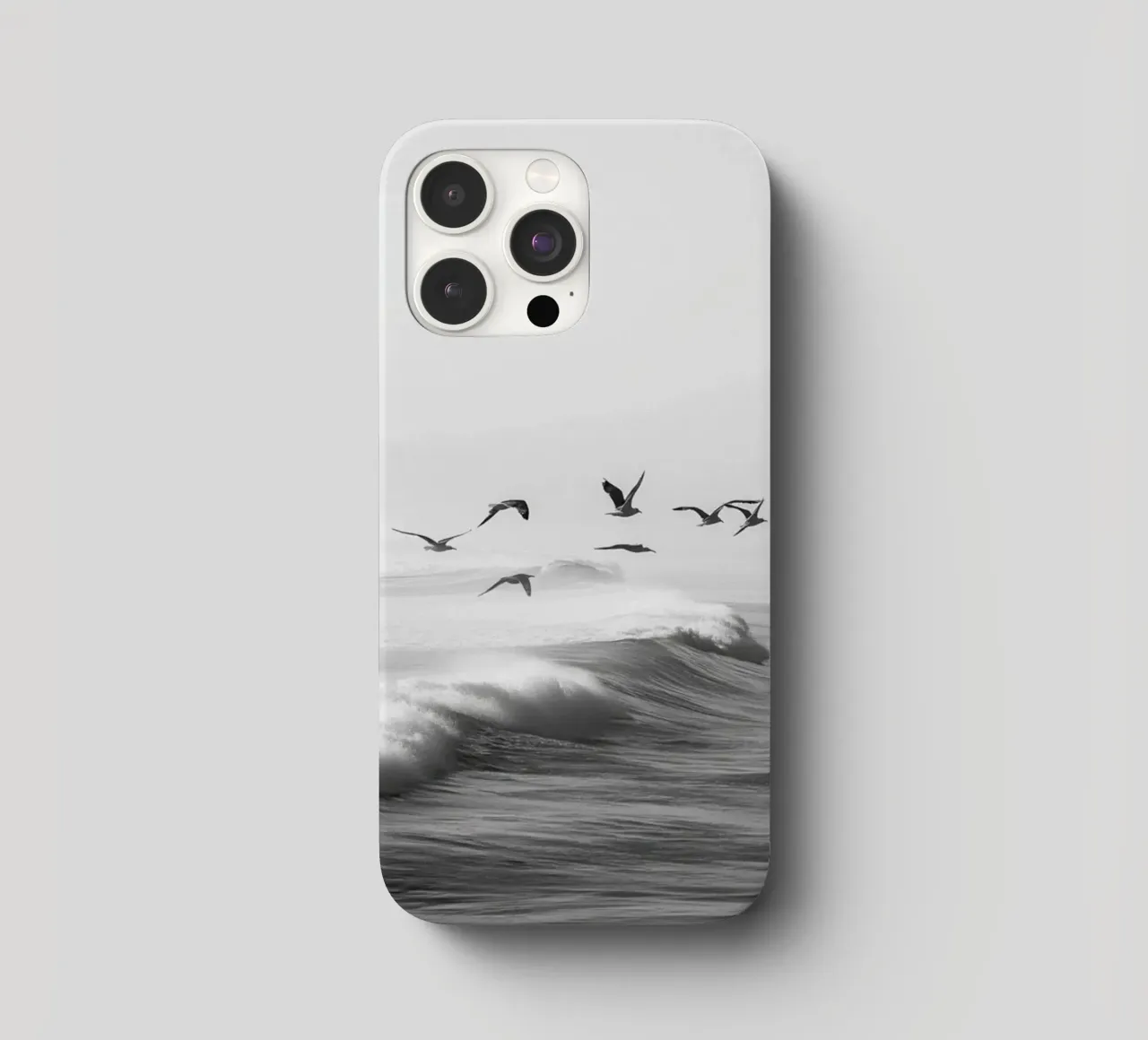 Zeemeeuwen over oceaangolven iphone hoesje van Indigo Tides Art