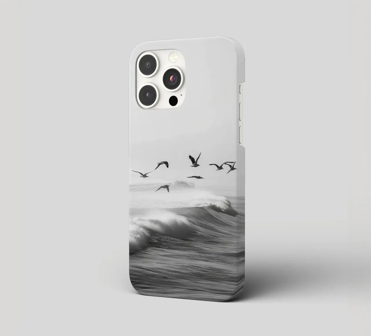 Zeemeeuwen over oceaangolven iphone hoesje van Indigo Tides Art