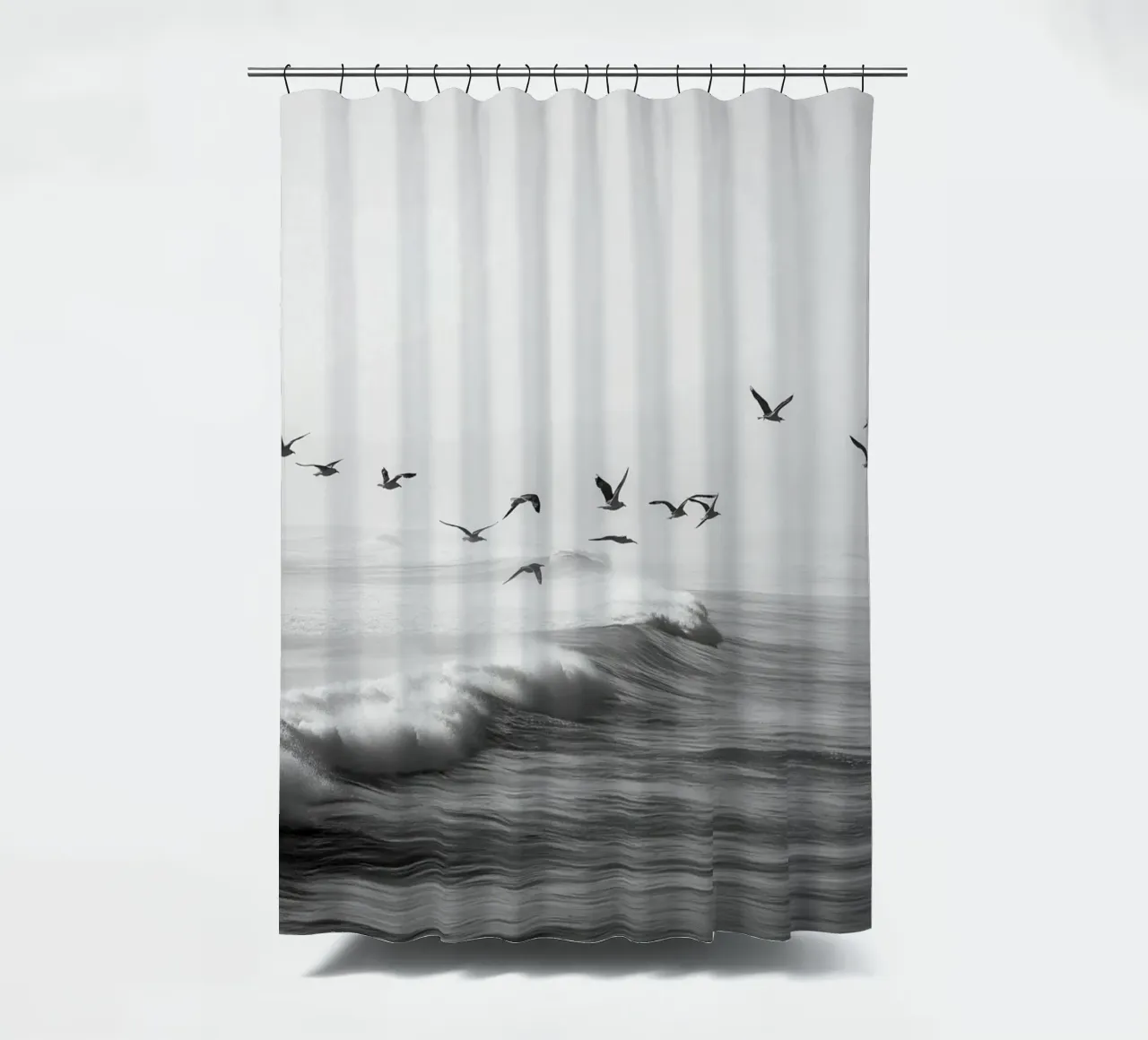 Zeemeeuwen over oceaangolven douchegordijn van Indigo Tides Art