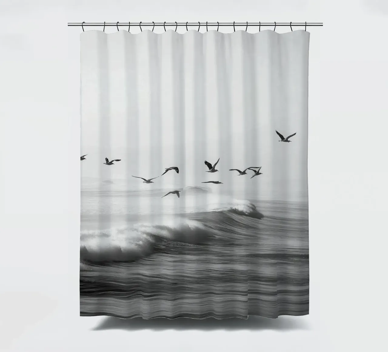 Zeemeeuwen over oceaangolven douchegordijn van Indigo Tides Art