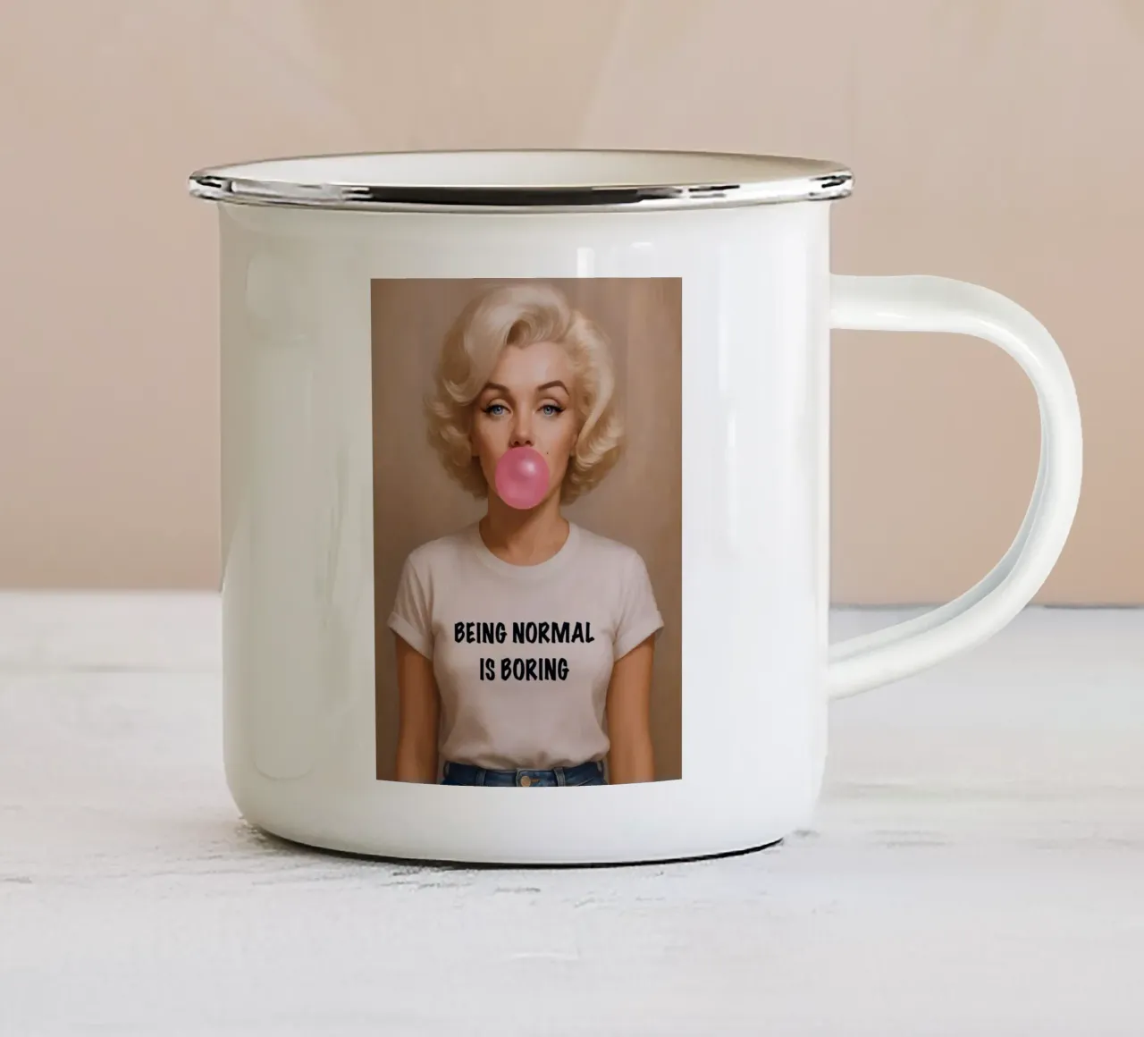 Marilyn Monroe: essere normale è noioso tazza in smalto da ARTOMATIC