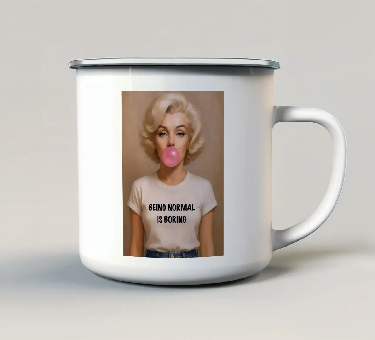 Marilyn Monroe: essere normale è noioso tazza in smalto da ARTOMATIC