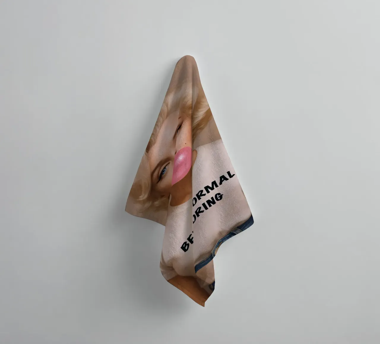 Marilyn Monroe normaal zijn is saai badhanddoek van ARTOMATIC