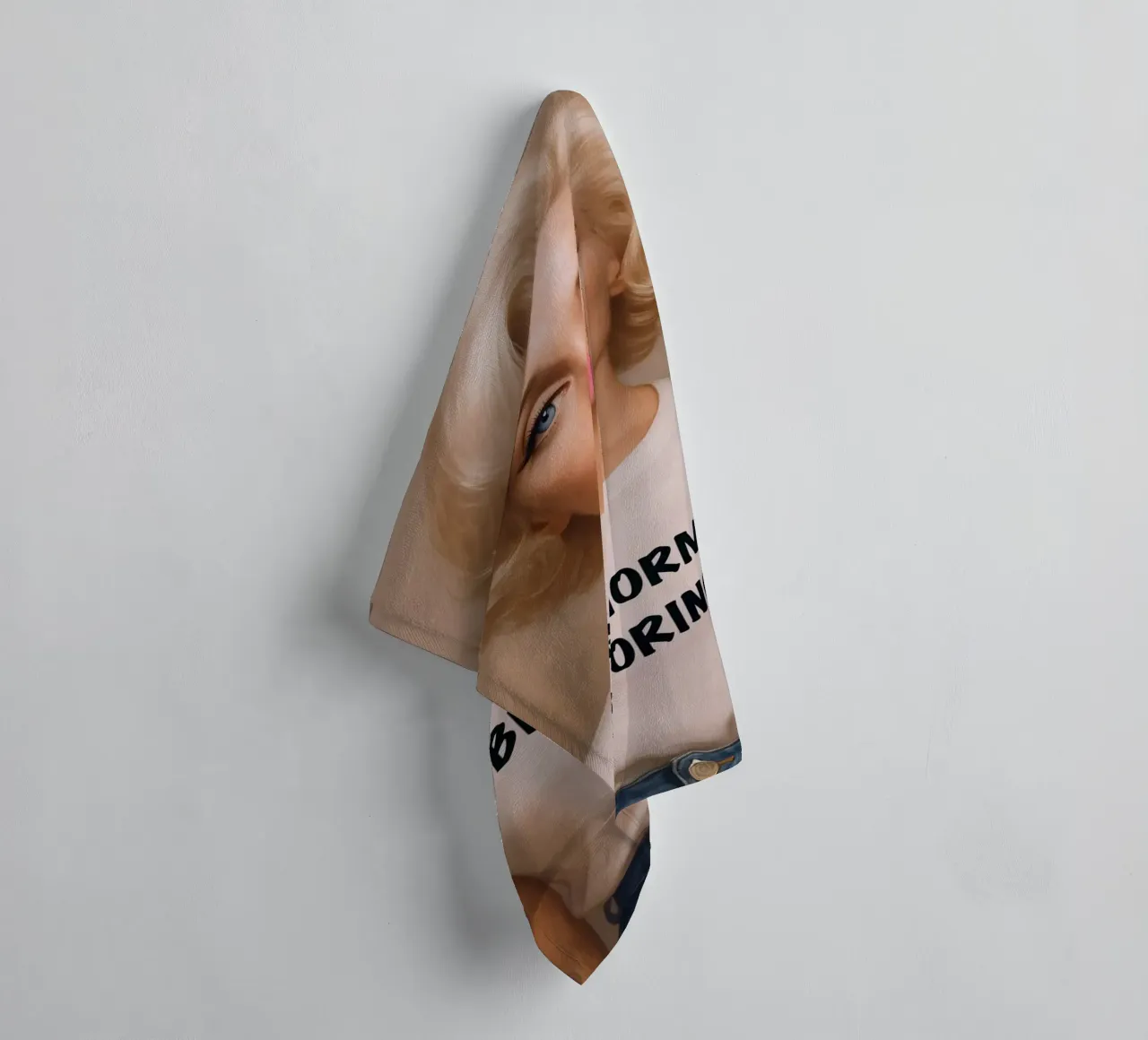 Marilyn Monroe normaal zijn is saai badhanddoek van ARTOMATIC