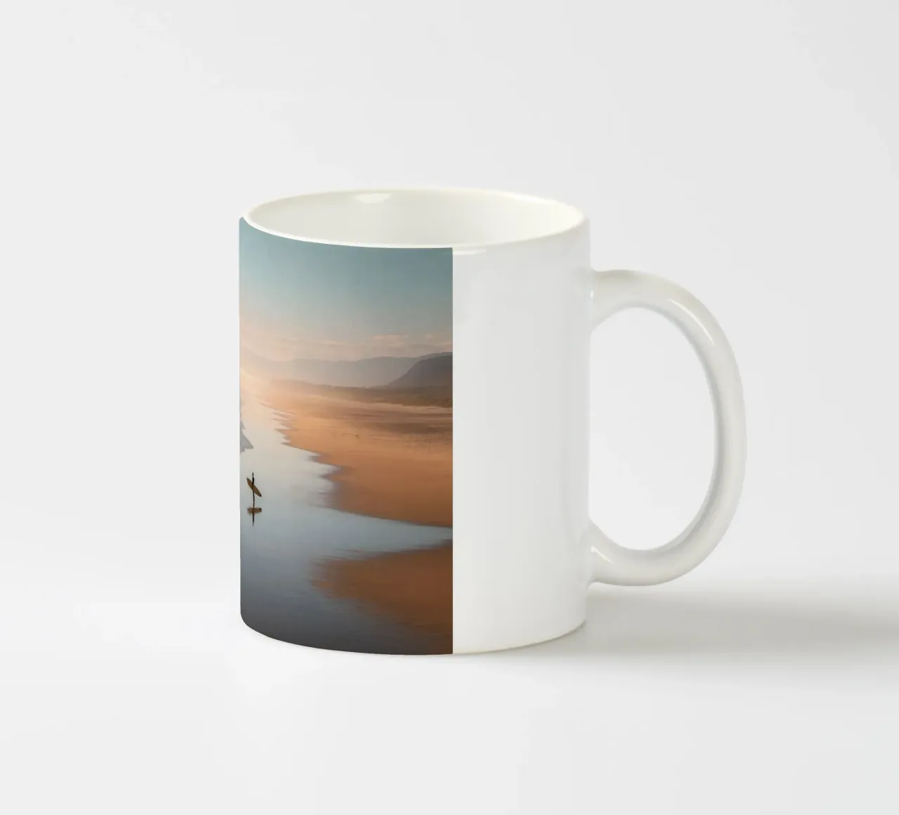 Alba sulla spiaggia - Surfista e onde dell'oceano tazza in ceramica da Indigo Tides Art