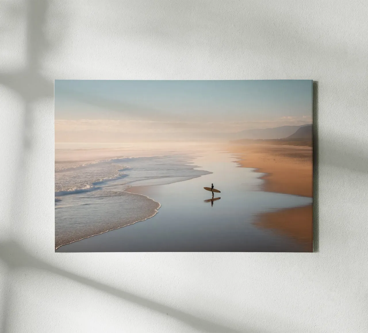 Zonsopgang strand - Surfer & oceaangolven canvas van Indigo Tides Art