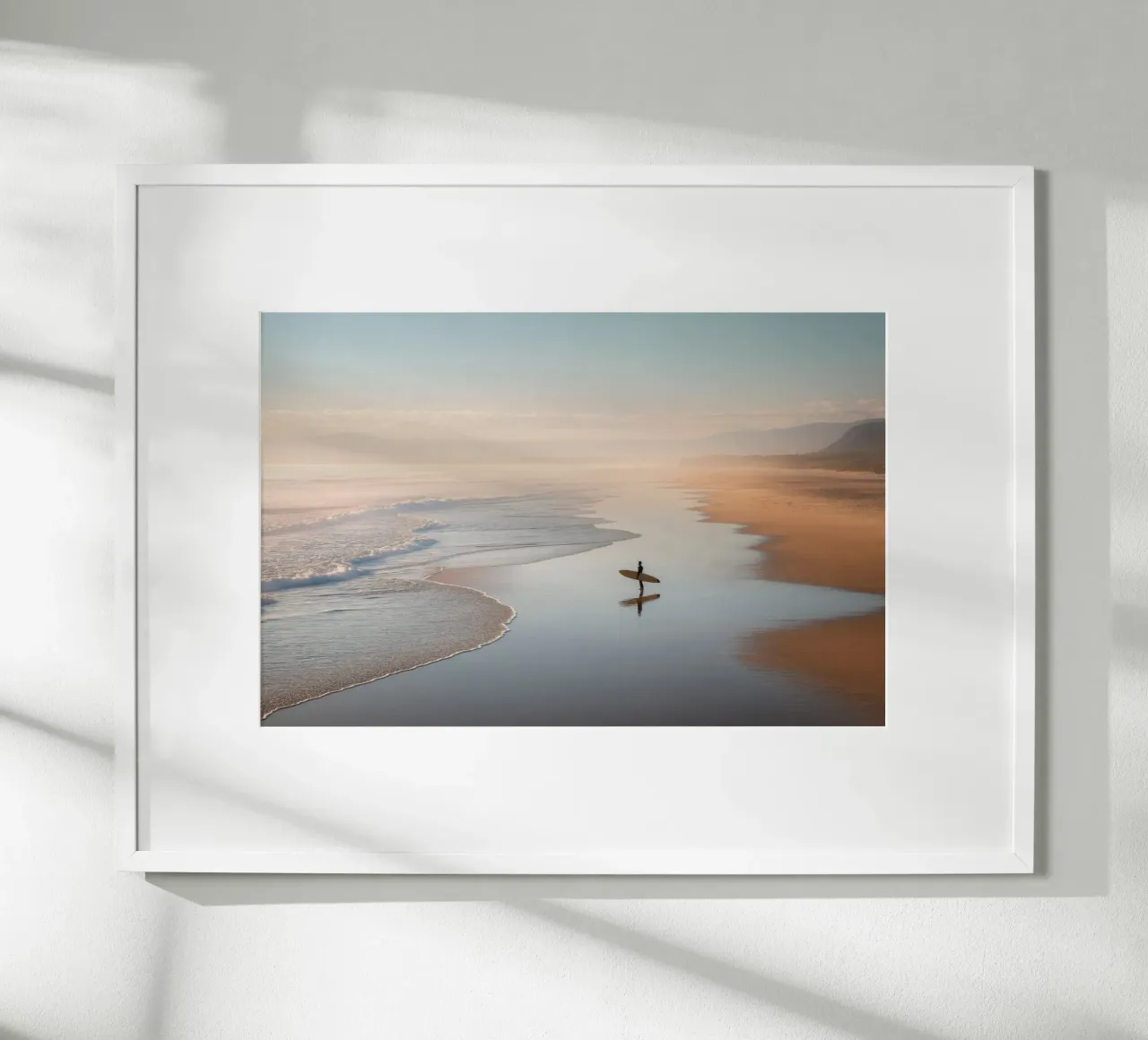 Amanecer en la playa - Surfer & Ocean Waves hahnemühle de Indigo Tides Art