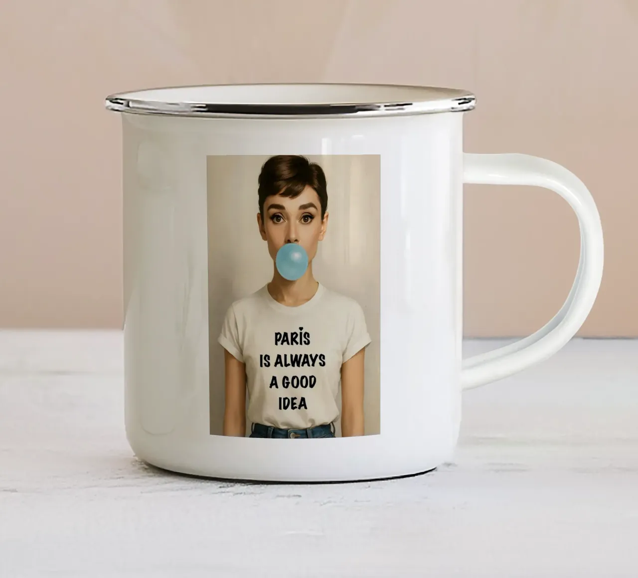 Audrey Hepburn Parigi è sempre una buona idea. tazza in smalto da ARTOMATIC