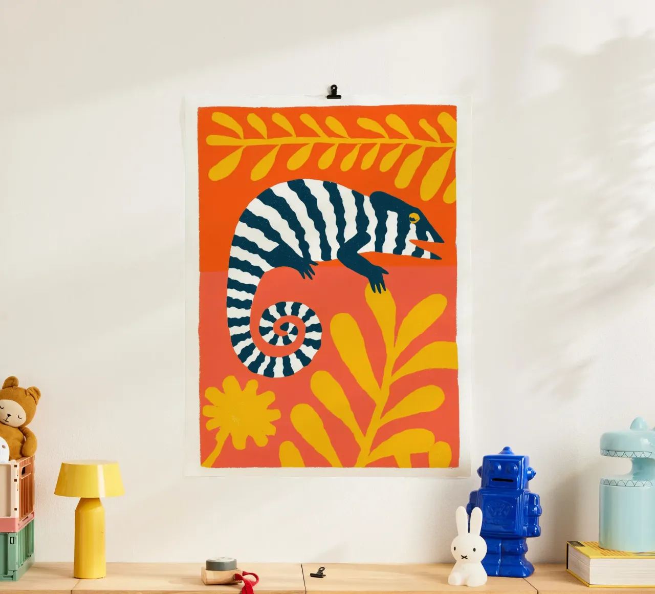 Camaleonte con strisce zebrate | stile serigrafico poster con telaio in plastica da Autofocus