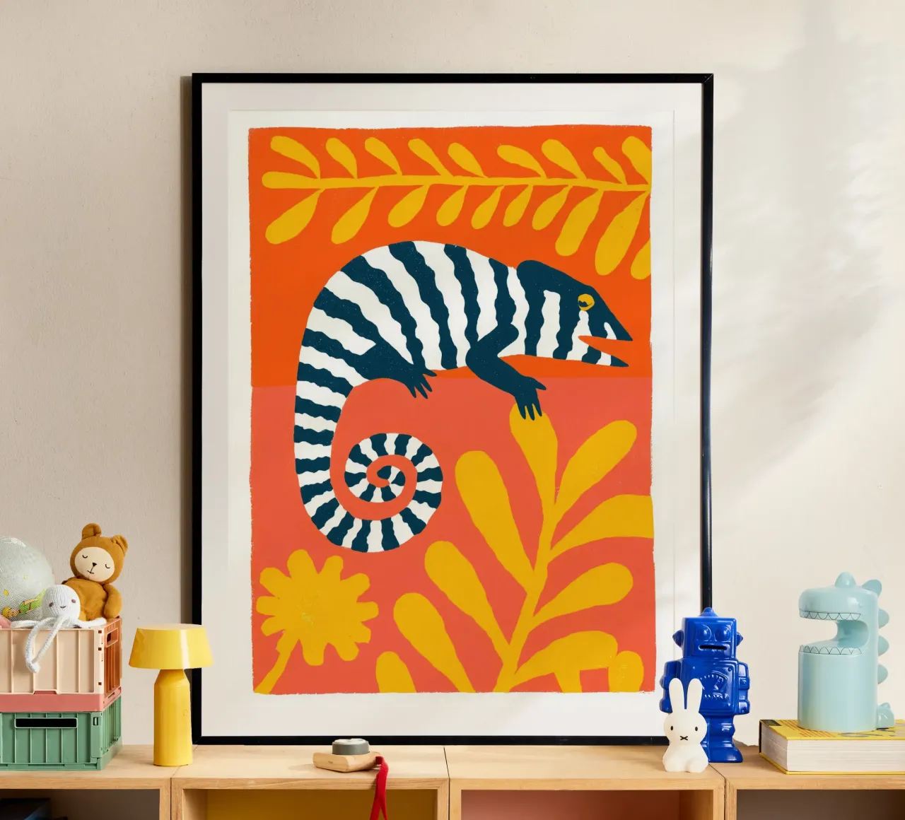 Camaleonte con strisce zebrate | stile serigrafico poster con telaio in plastica da Autofocus