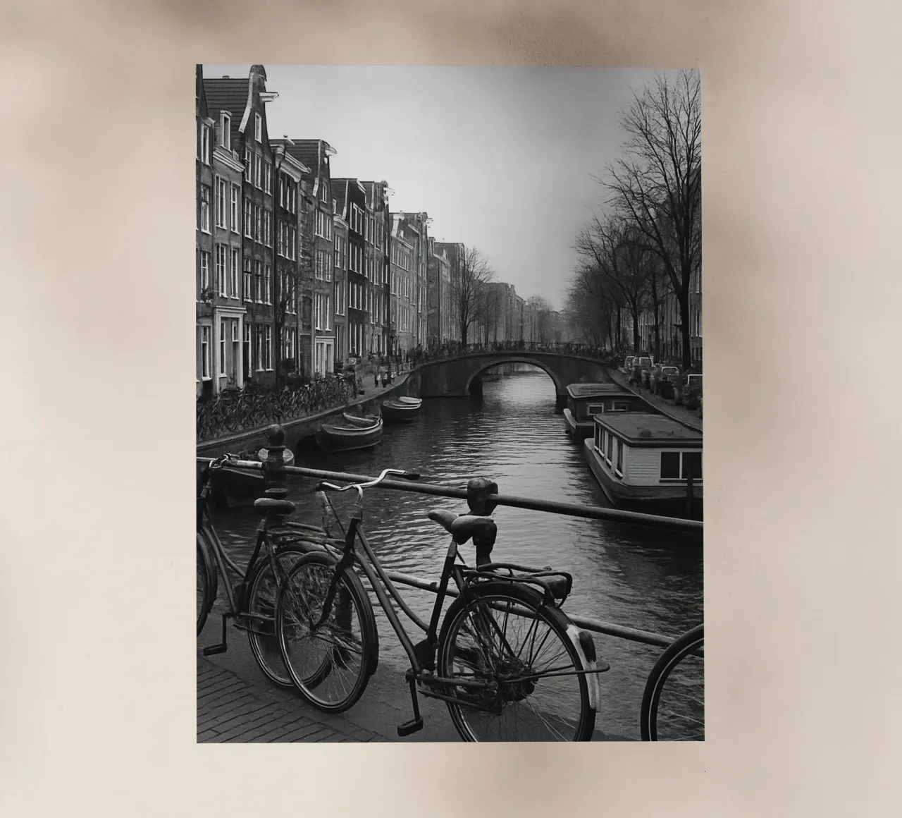 Amsterdam, Paesi Bassi Panorama della città in bianco e nero Photogr pellicola backlit da the gondels