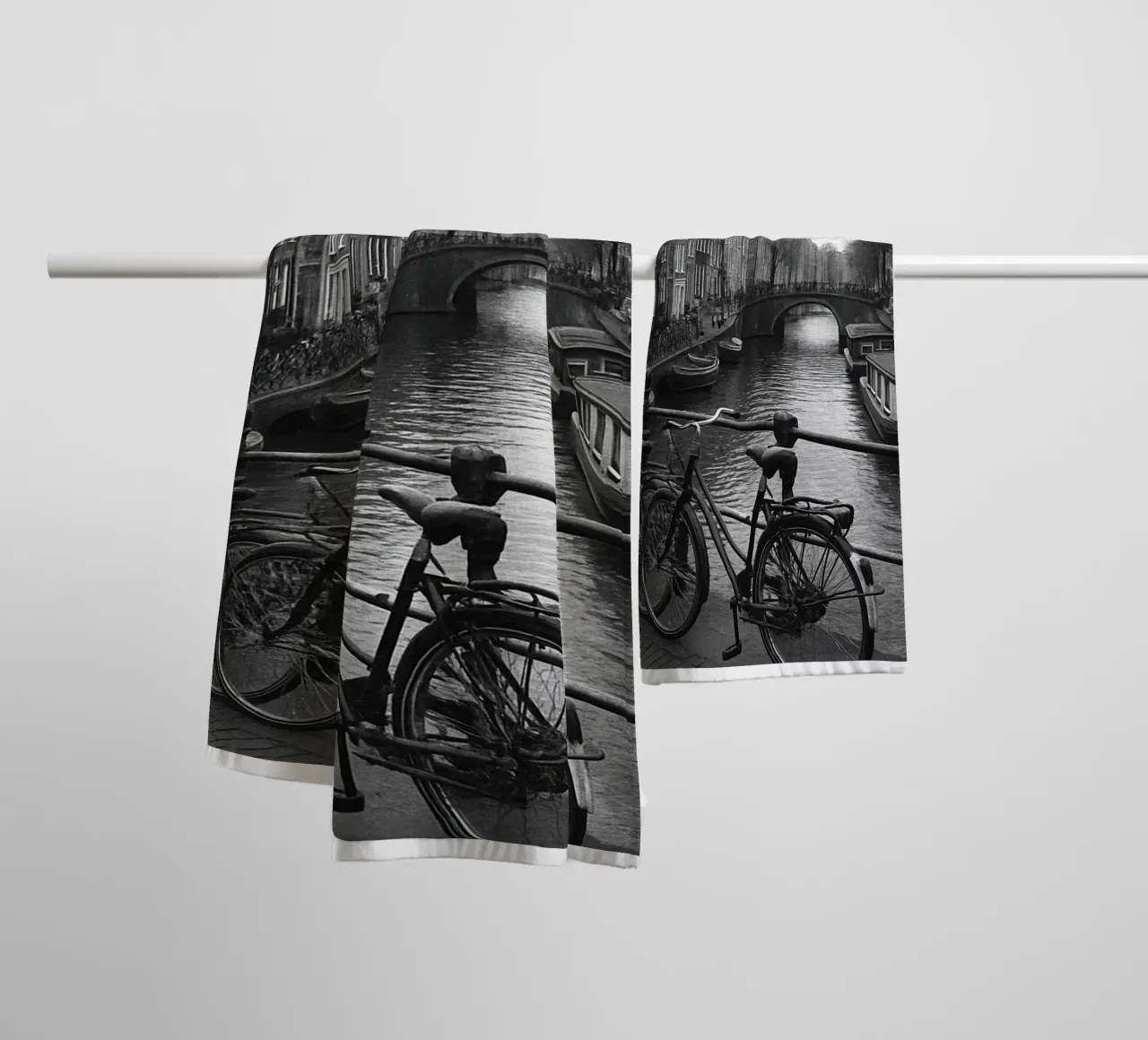 Amsterdam, Paesi Bassi Panorama della città in bianco e nero Photogr asciugamano da bagno da the gondels